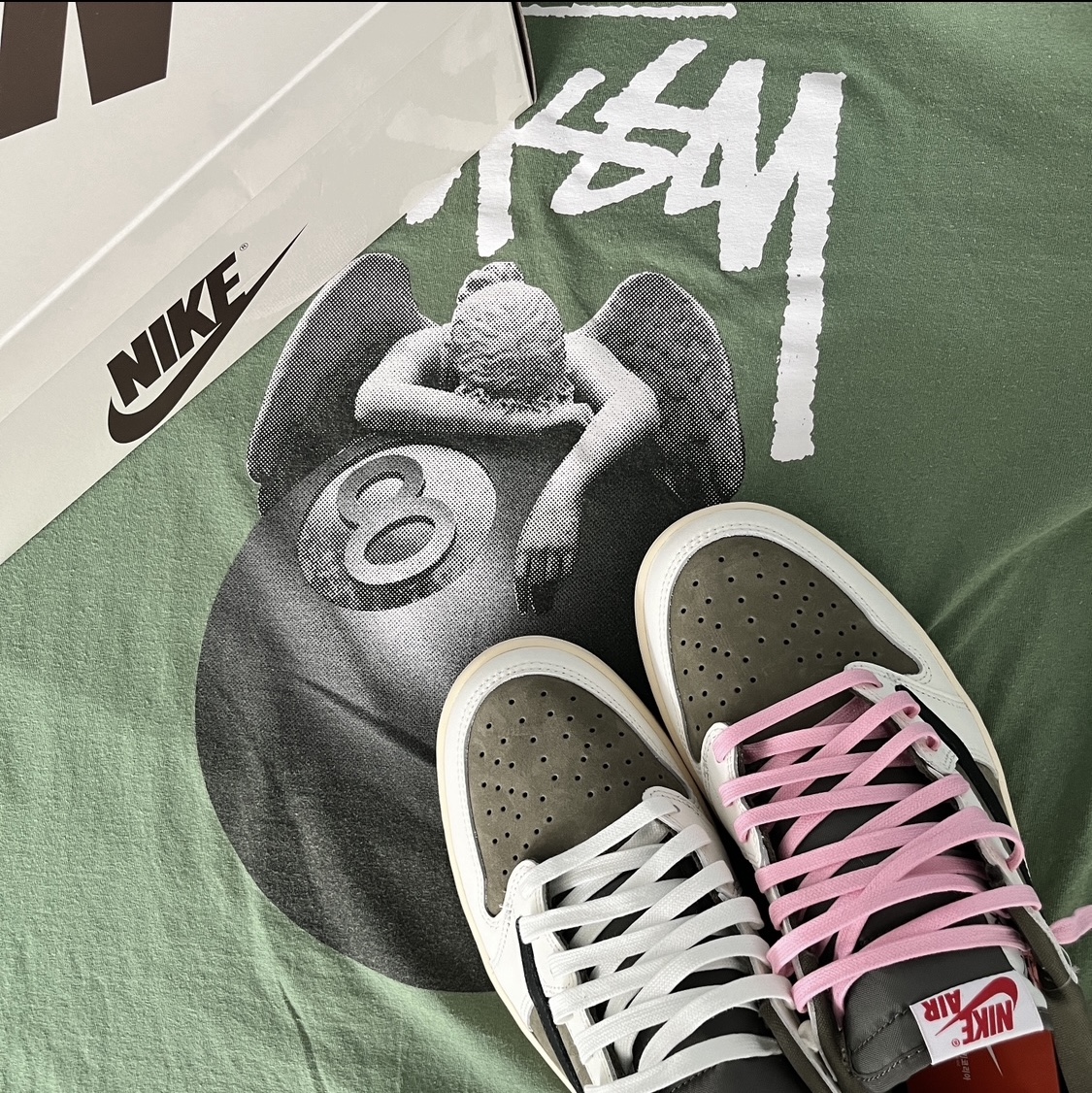 Stussy Angel T-Shirt Green, Jordan 1 x Travis Scott Retro Low OG SP Reverse Olive 착용 스타일 - 1