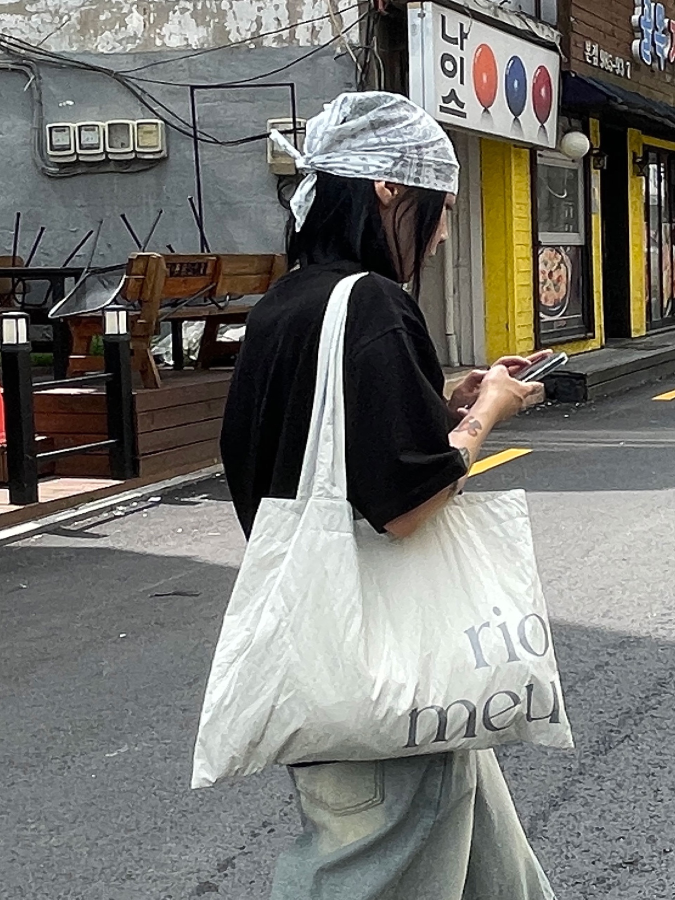 Riomeu Rio Square Middle Bag Cream 착용 스타일