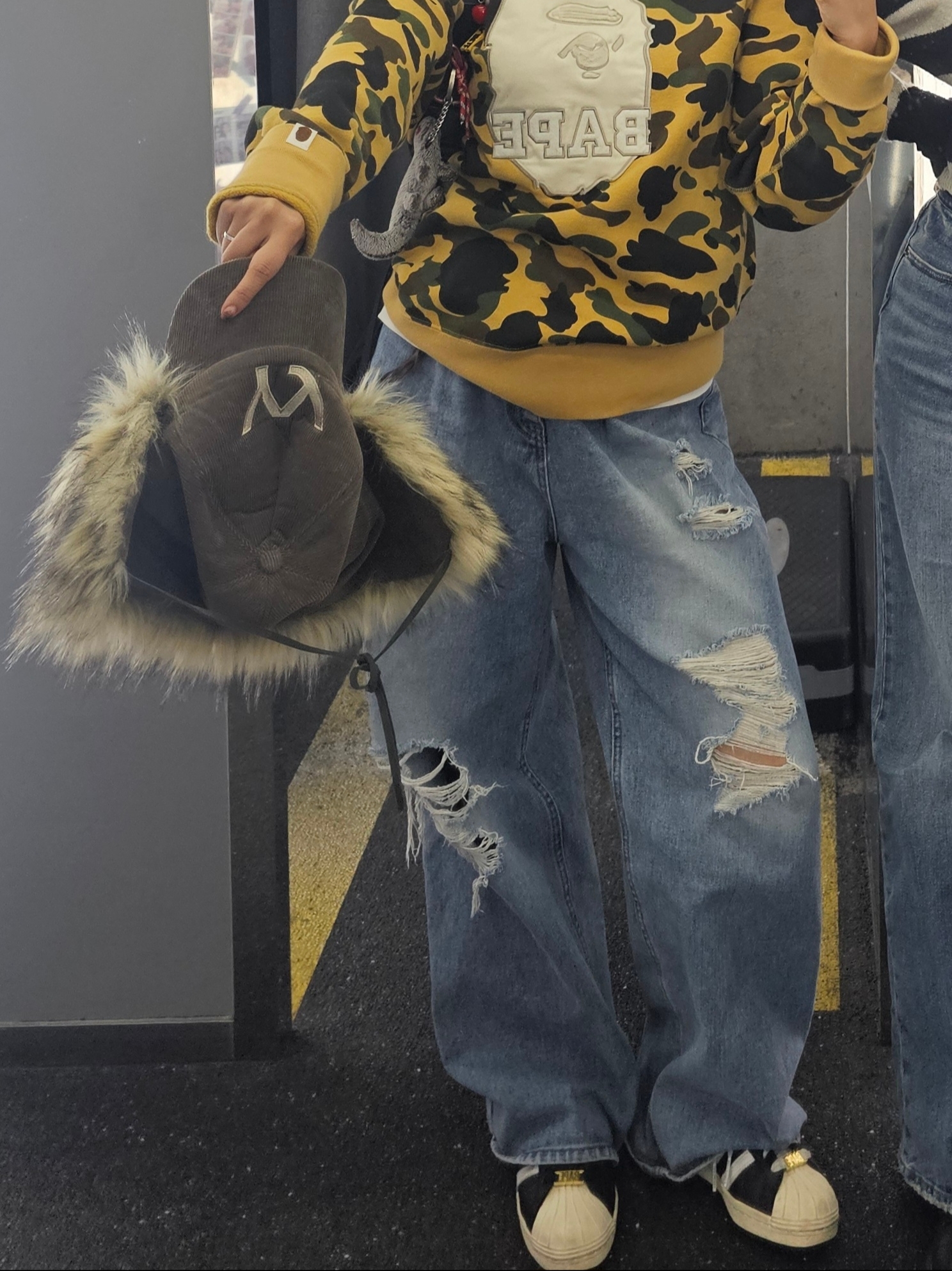 Adidas x BAPE Superstar 80s Core Black Off White, Open Yy Faux Fur Corduroy Earflap Cap Khaki 착용 스타일 - 5