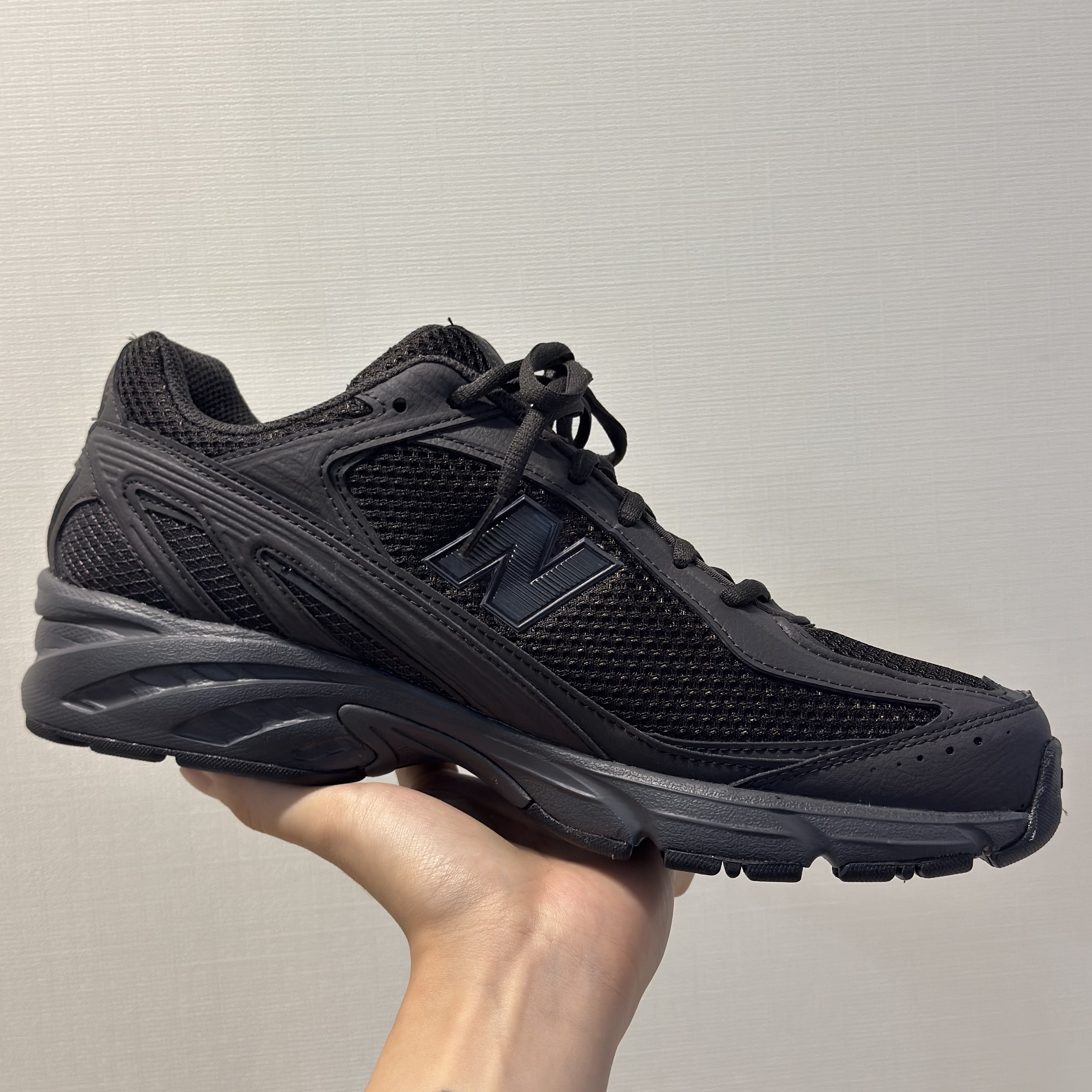 New Balance 509 Black Coffee 착용 스타일 - 1