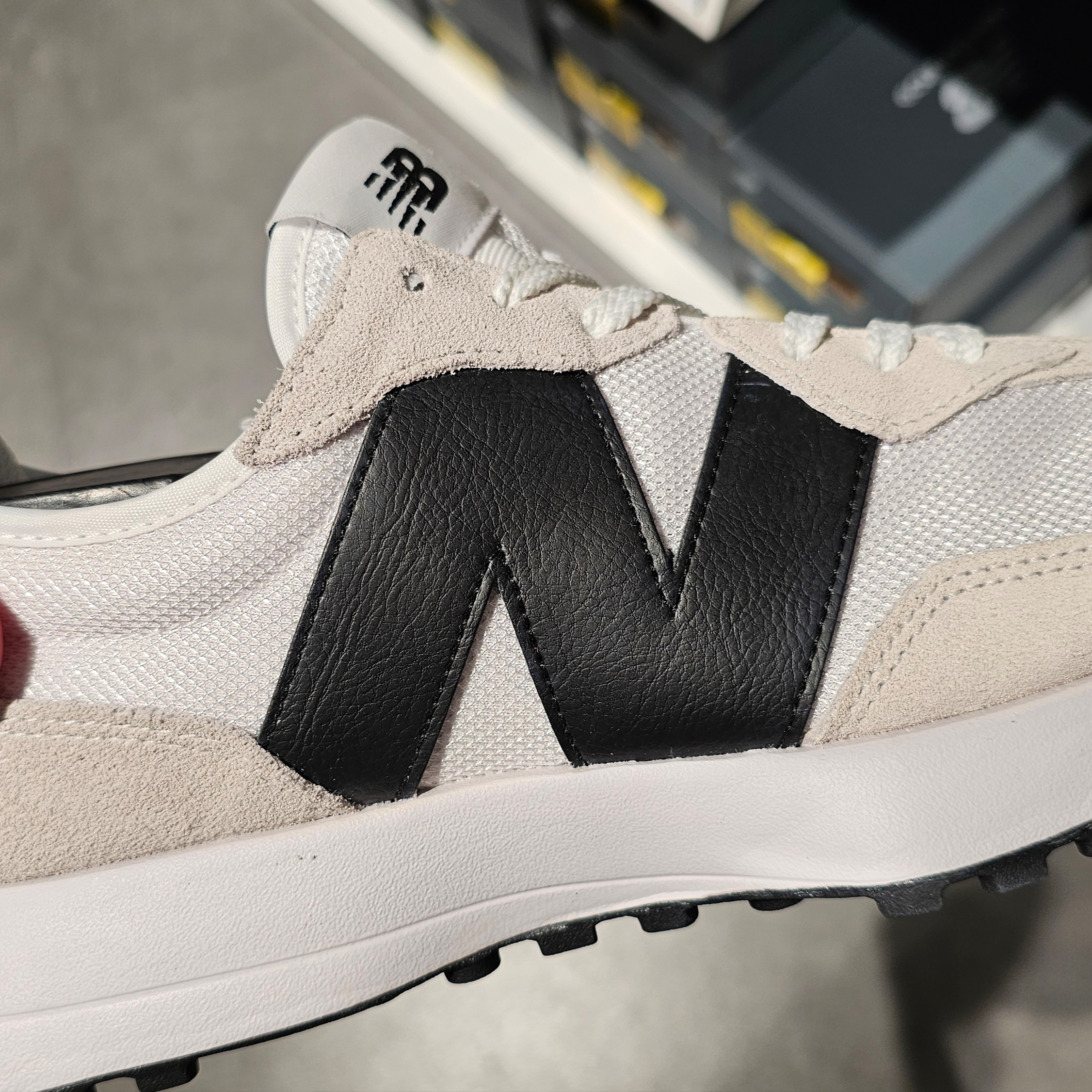 New Balance 327 White Black 착용 스타일