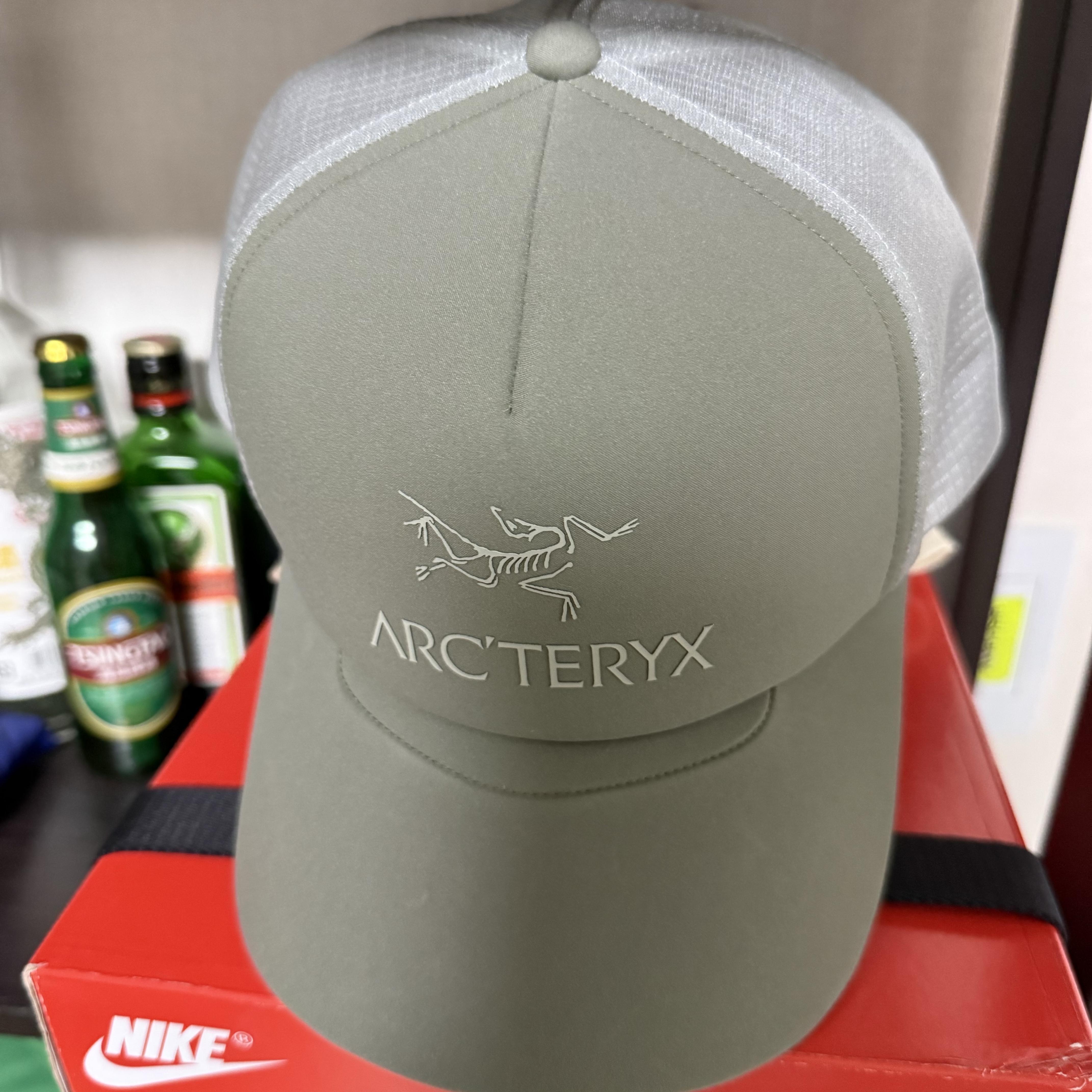 Arc'teryx Logo Trucker Flat Hat Forage 착용 스타일 - 2