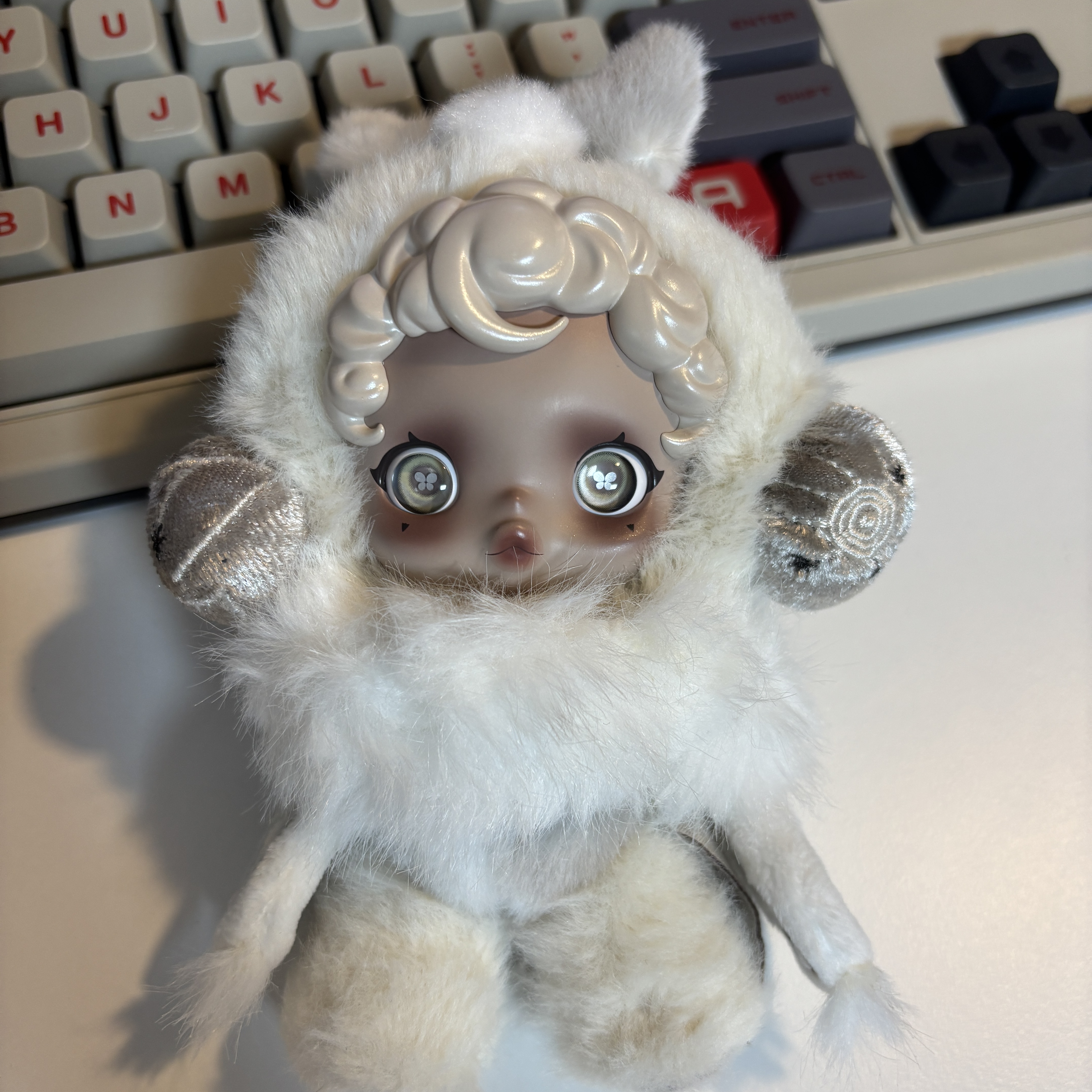 Pop Mart Skullpanda L’Impressionnisme Series Plush Doll Mist (Opened Case) 착용 스타일