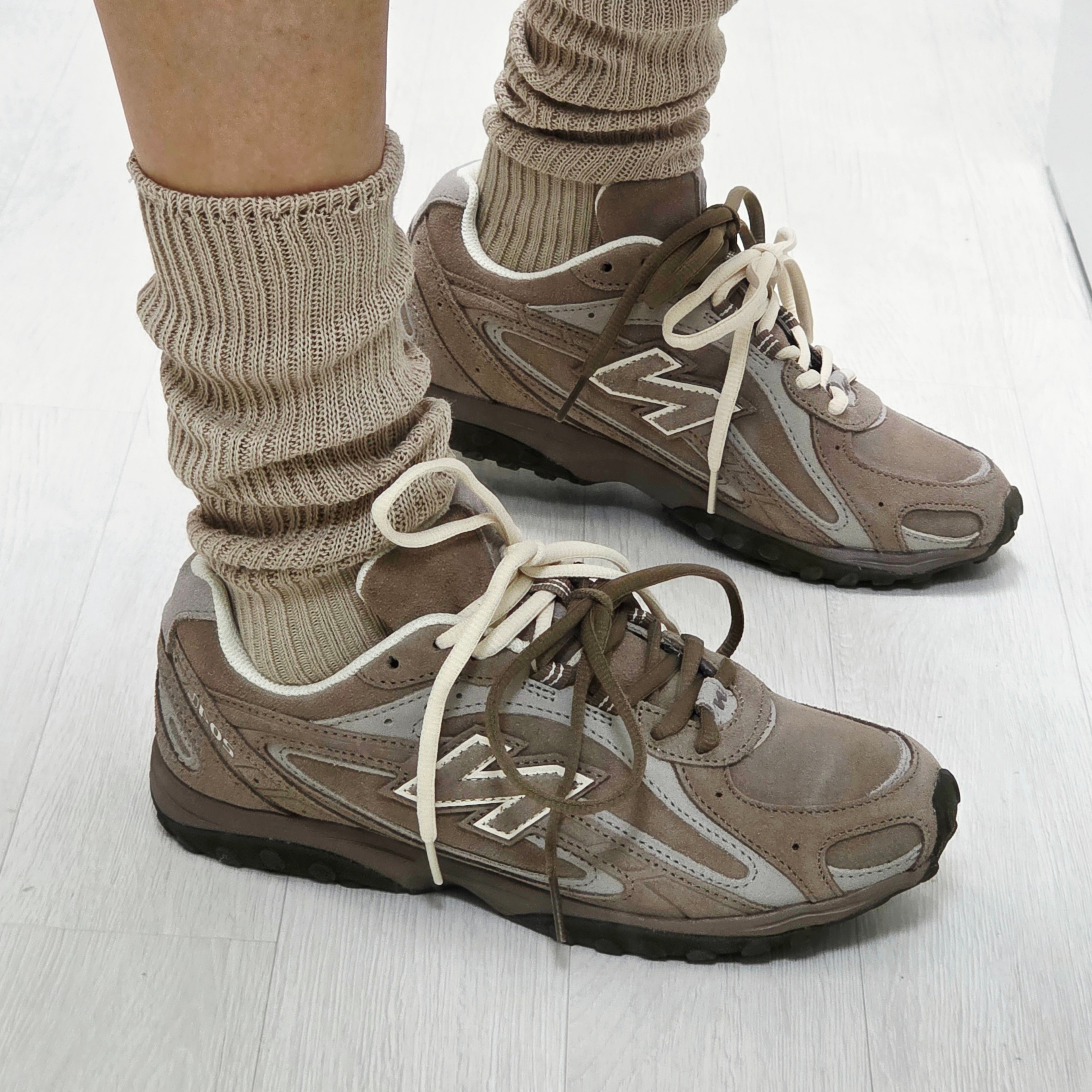 New Balance 204L Suede Mushroom Arid Stone 착용 스타일 - 2