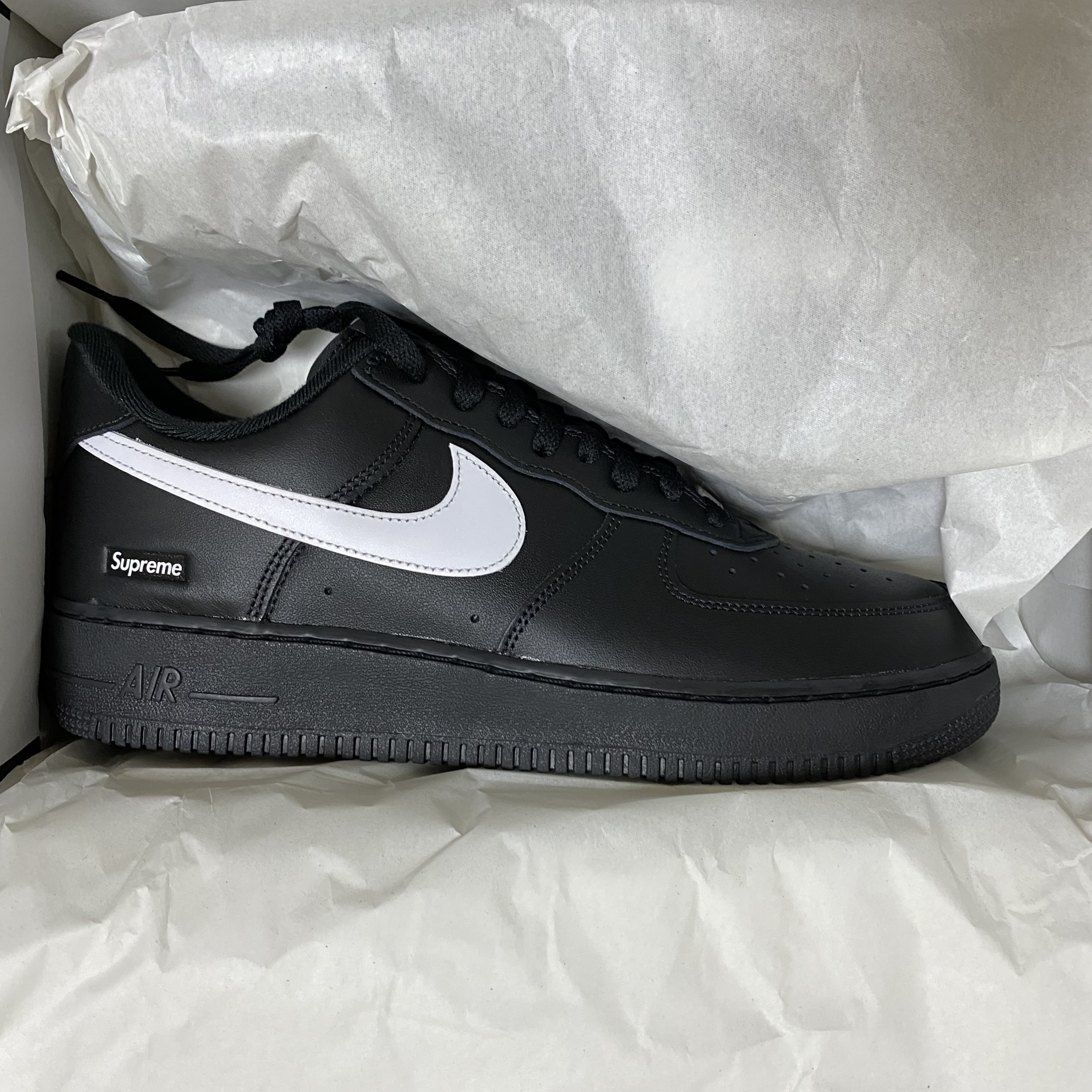Nike x Supreme Air Force 1 Low Black, Nike x Supreme Air Force 1 Low White 착용 스타일 - 1