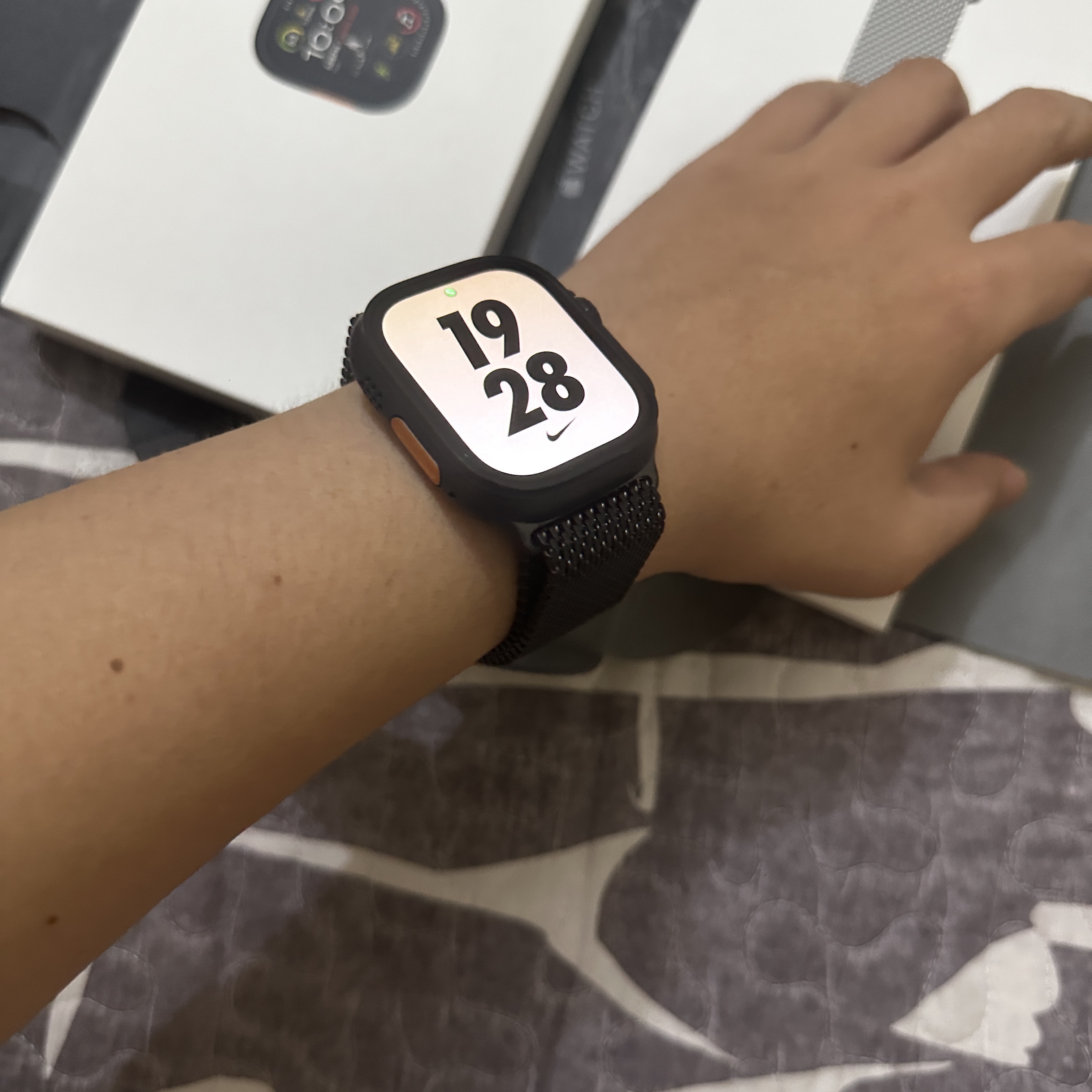 Apple Watch Ultra 2 49mm Black Titanium Case with Ocean Band Black (Korean Ver.), Apple Watch Titanium Milanese Loop Band 49mm Black 착용 스타일 - 1