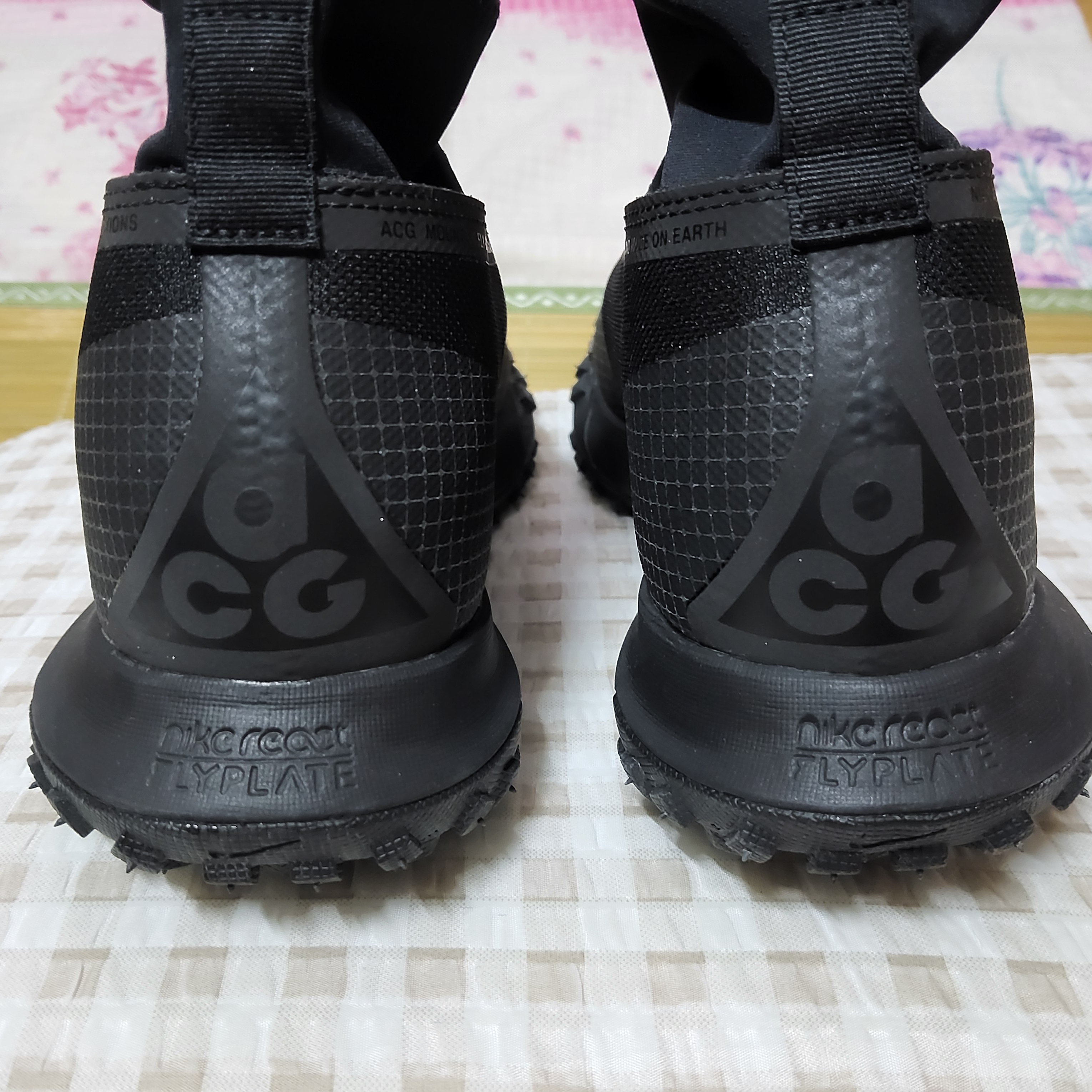 Nike ACG Mountain Fly Gore-Tex Black and Dark Grey 착용 스타일 - 4