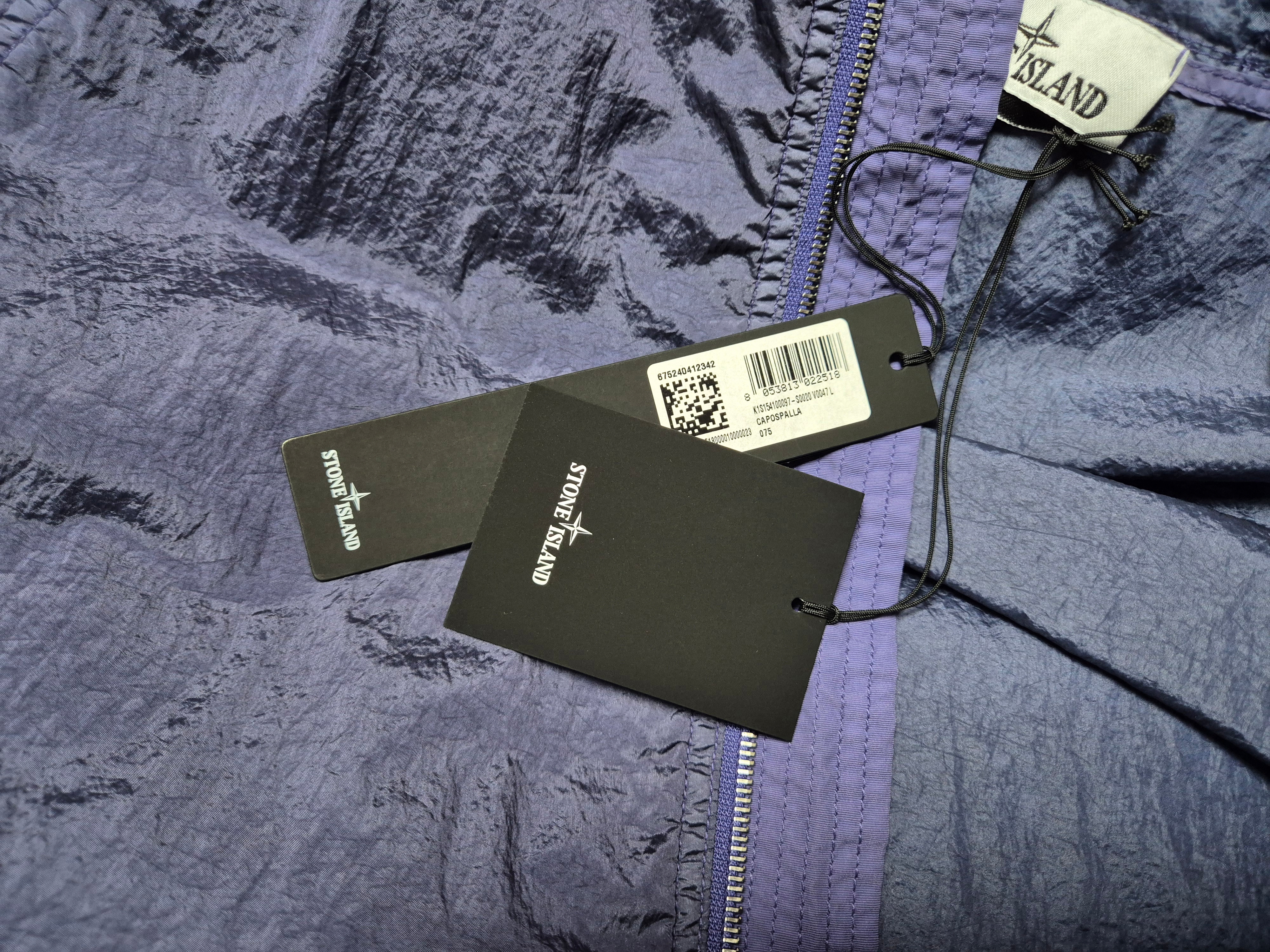 Stone Island 4100097 Nylon Metal Watro TC in Econyl Hooded Jacket with Light Wind Resistance and Anti Drop Antique Rose - 25SS, Stone Island 4100097 Nylon Metal Watro-TC in Econyl Hooded Jacket Black - 25SS 착용 스타일 - 3