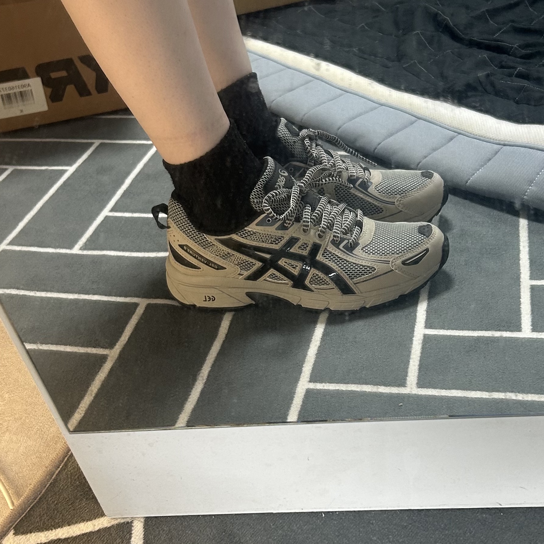 Asics Gel-Venture 6 Feather Grey Black 착용 스타일
