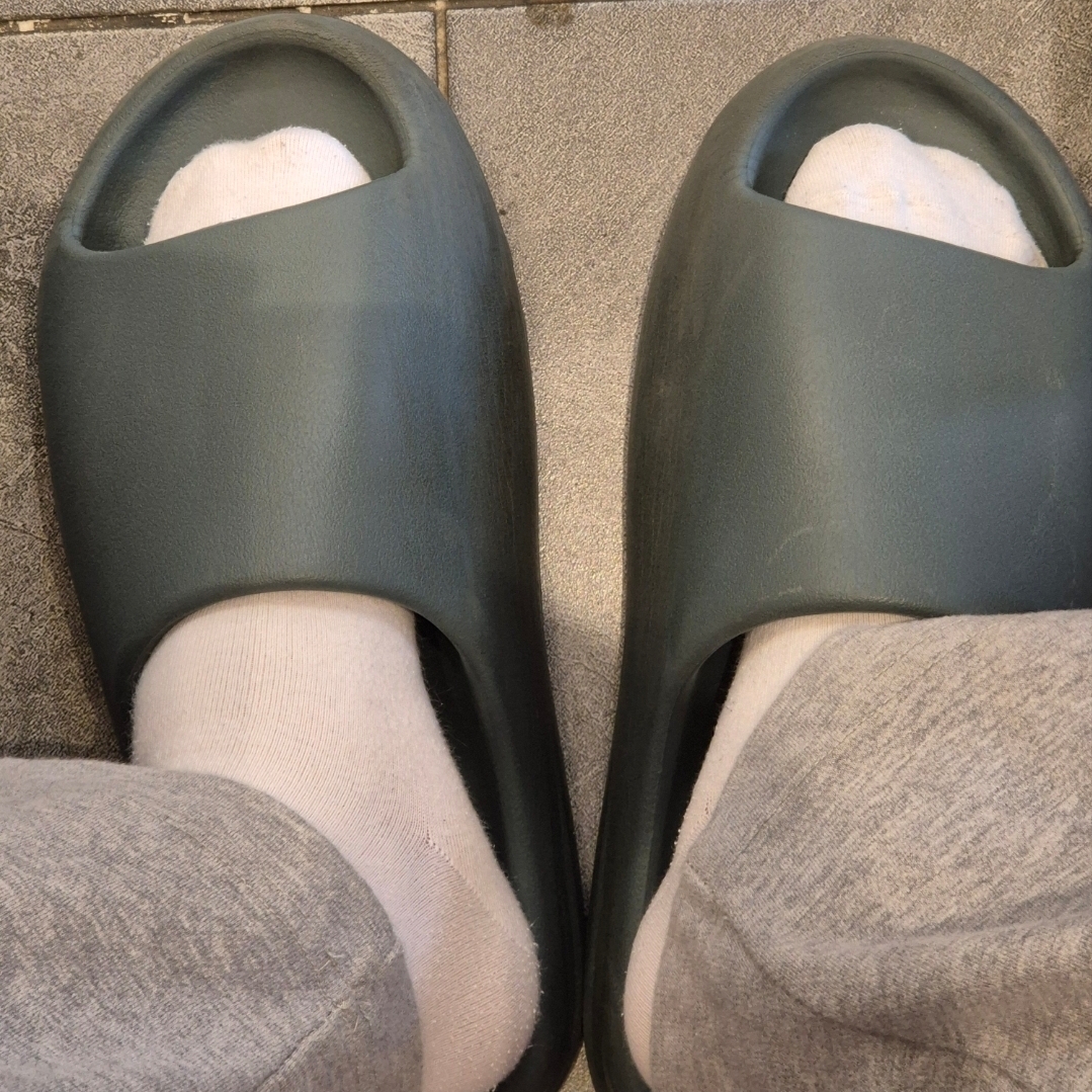 Adidas Yeezy Slide Slate Marine 착용 스타일