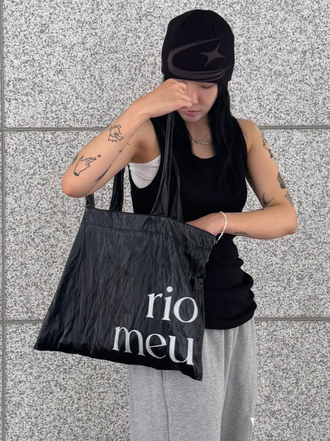Riomeu Rio Square Middle Bag Black, Riomeu Gray Pearl Bracelet 착용 스타일