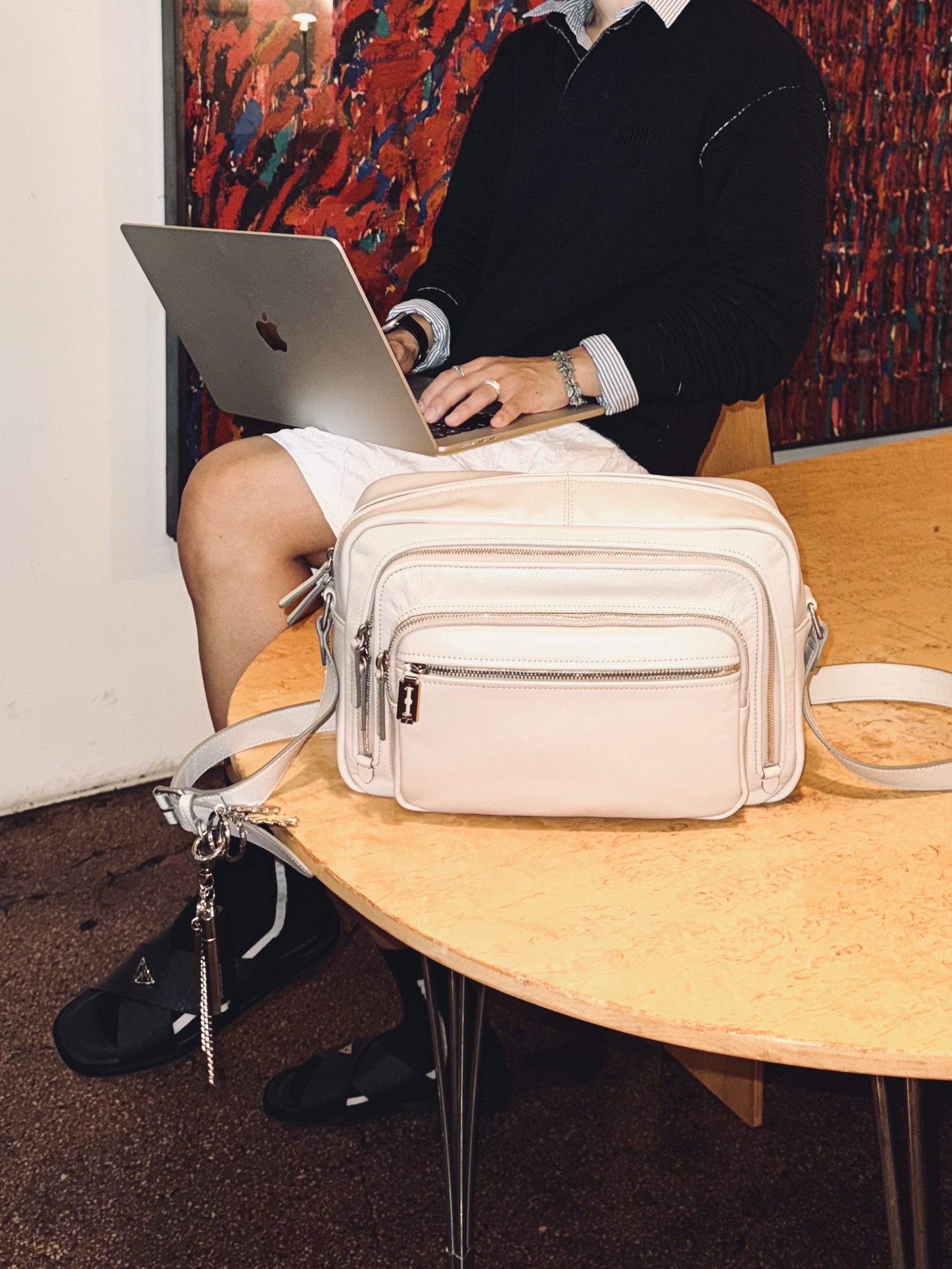 (W) Prada Nappa Leather Slides Black, Apple 2024 MacBook Air 15 M3 256GB SSD / 8GB RAM Silver (Korean Ver.) 착용 스타일 - 3