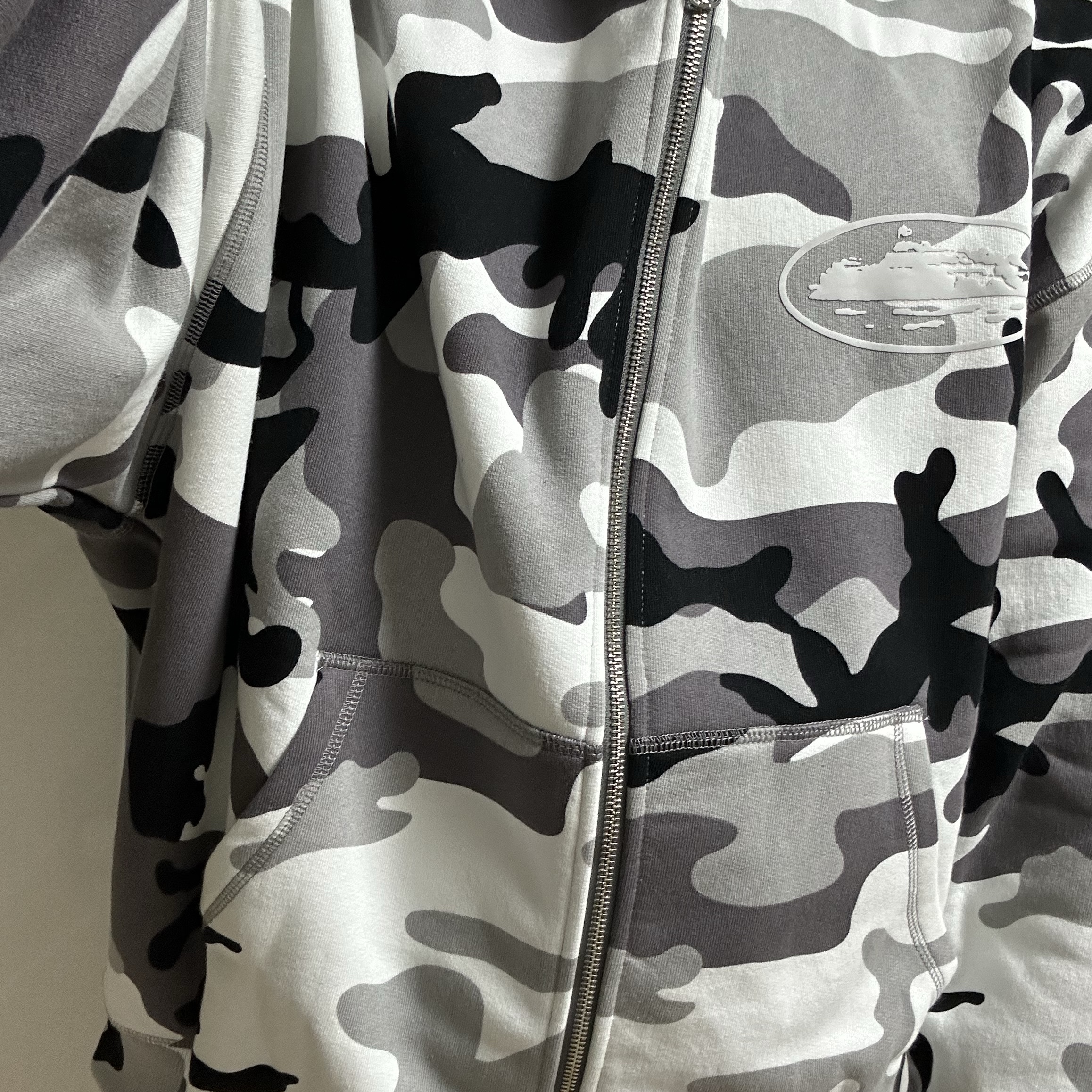 Corteiz Island Puff Print Zip Hoodie Arctic Camo 착용 스타일 - 4