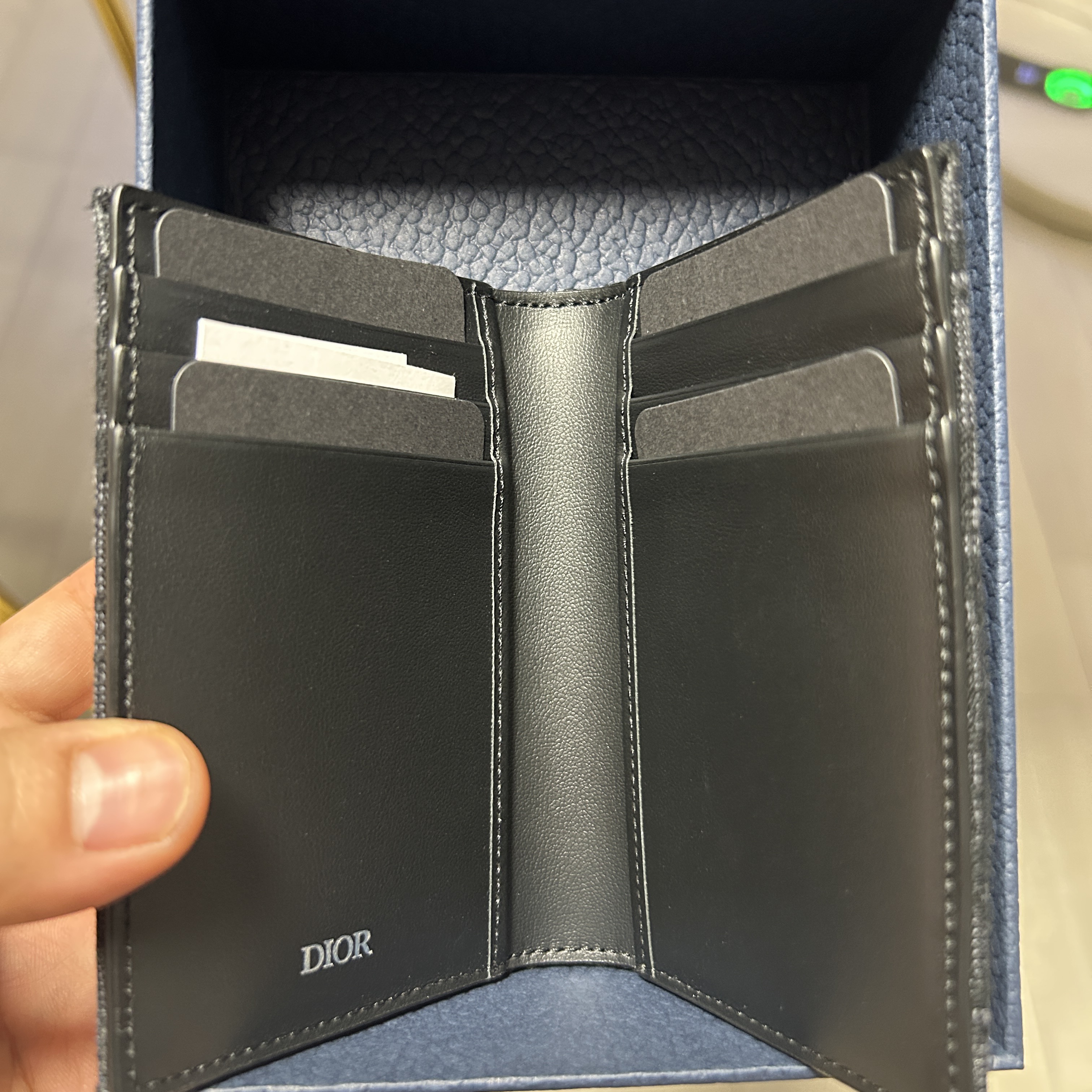 Dior Bi-Fold Card Holder Black Dior Oblique Jacquard 착용 스타일 - 3