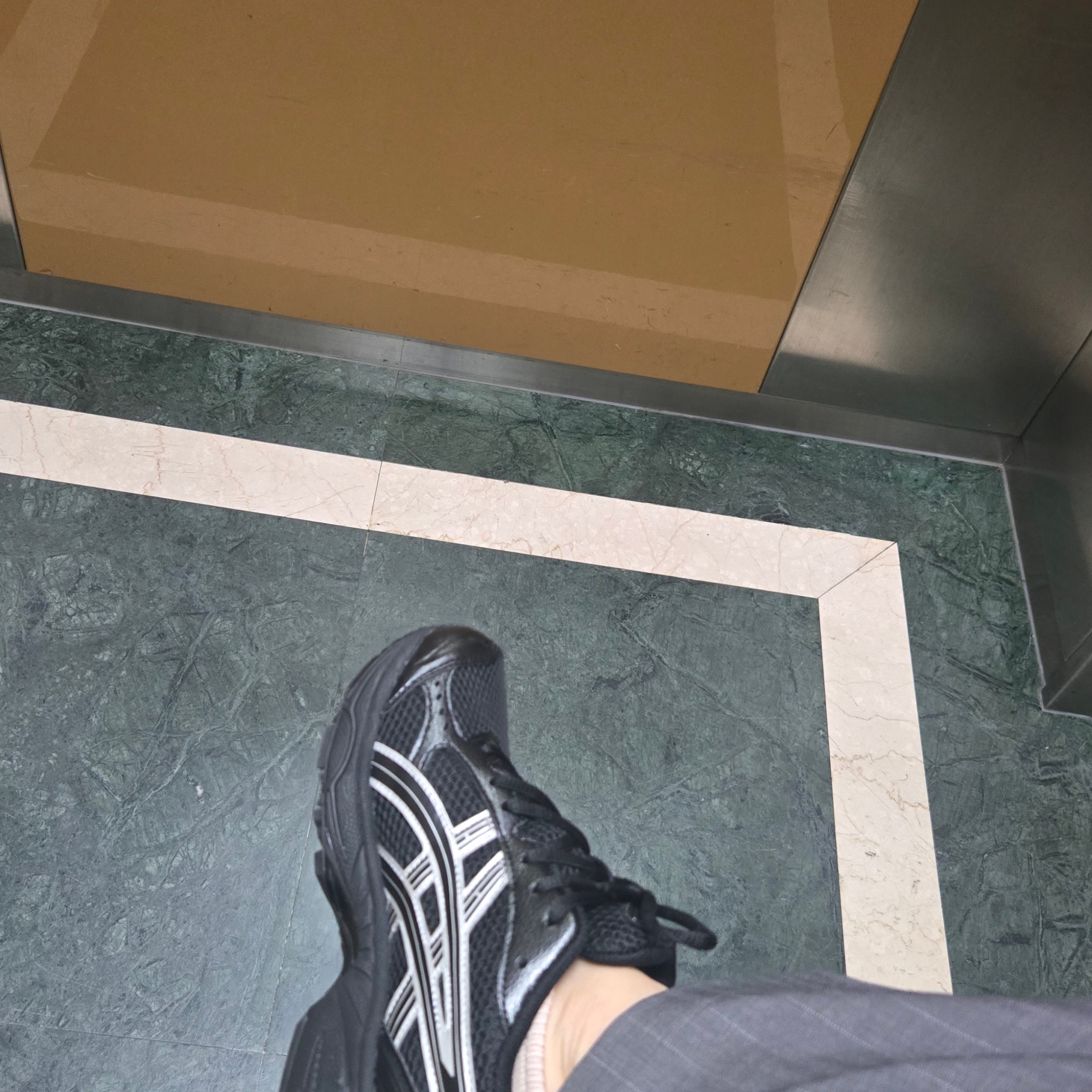 Asics Gel-Kayano 14 Black Pure Silver 착용 스타일 - 1