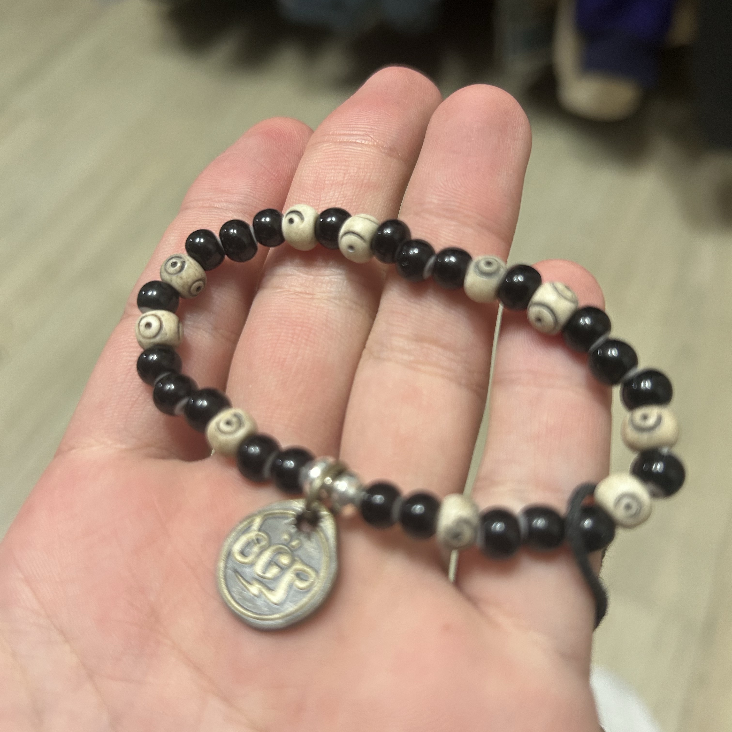 Ogarp Black Beads Bone OGP Bracelet 착용 스타일