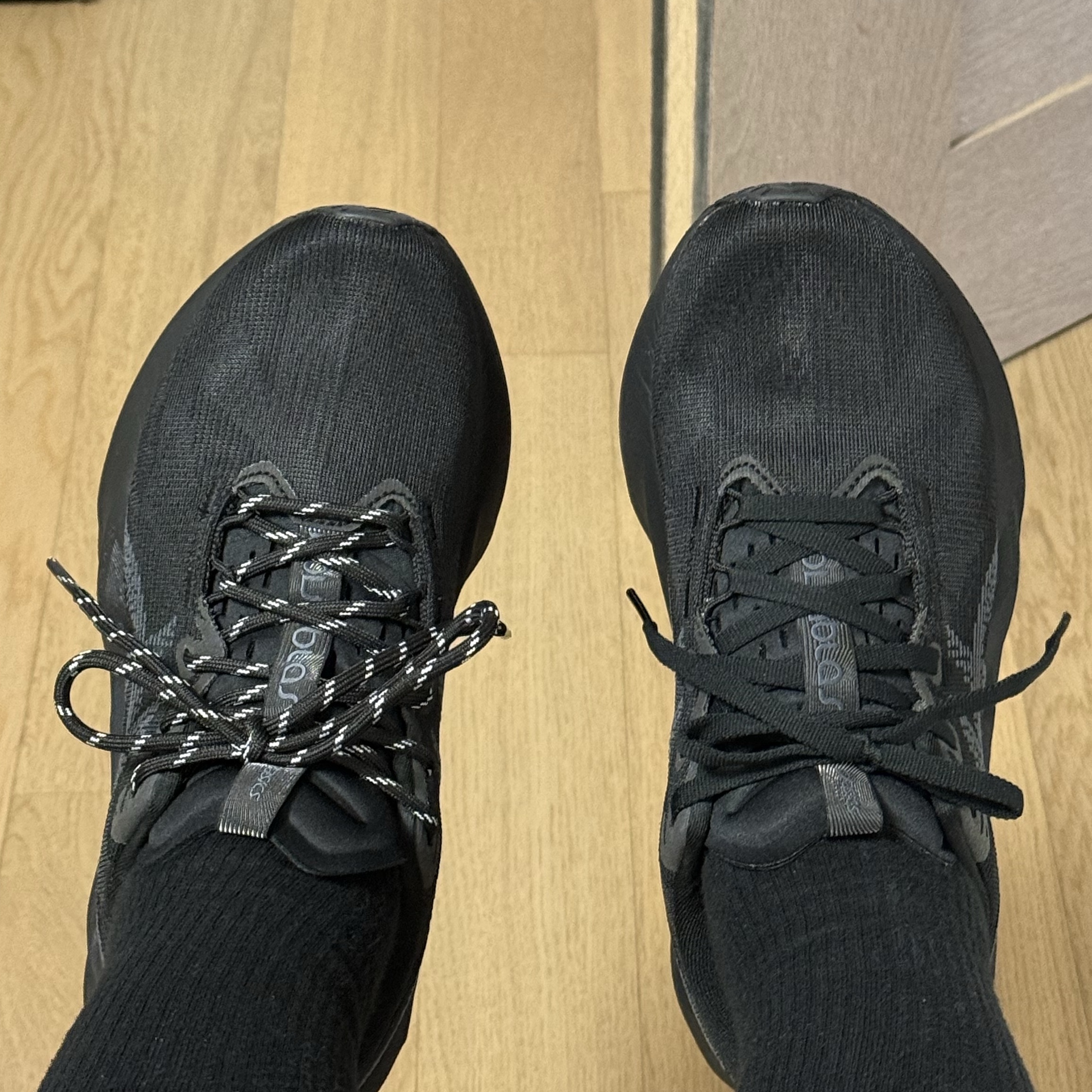 (W) Asics Novablast 5 Black Carrier Grey 착용 스타일 - 4