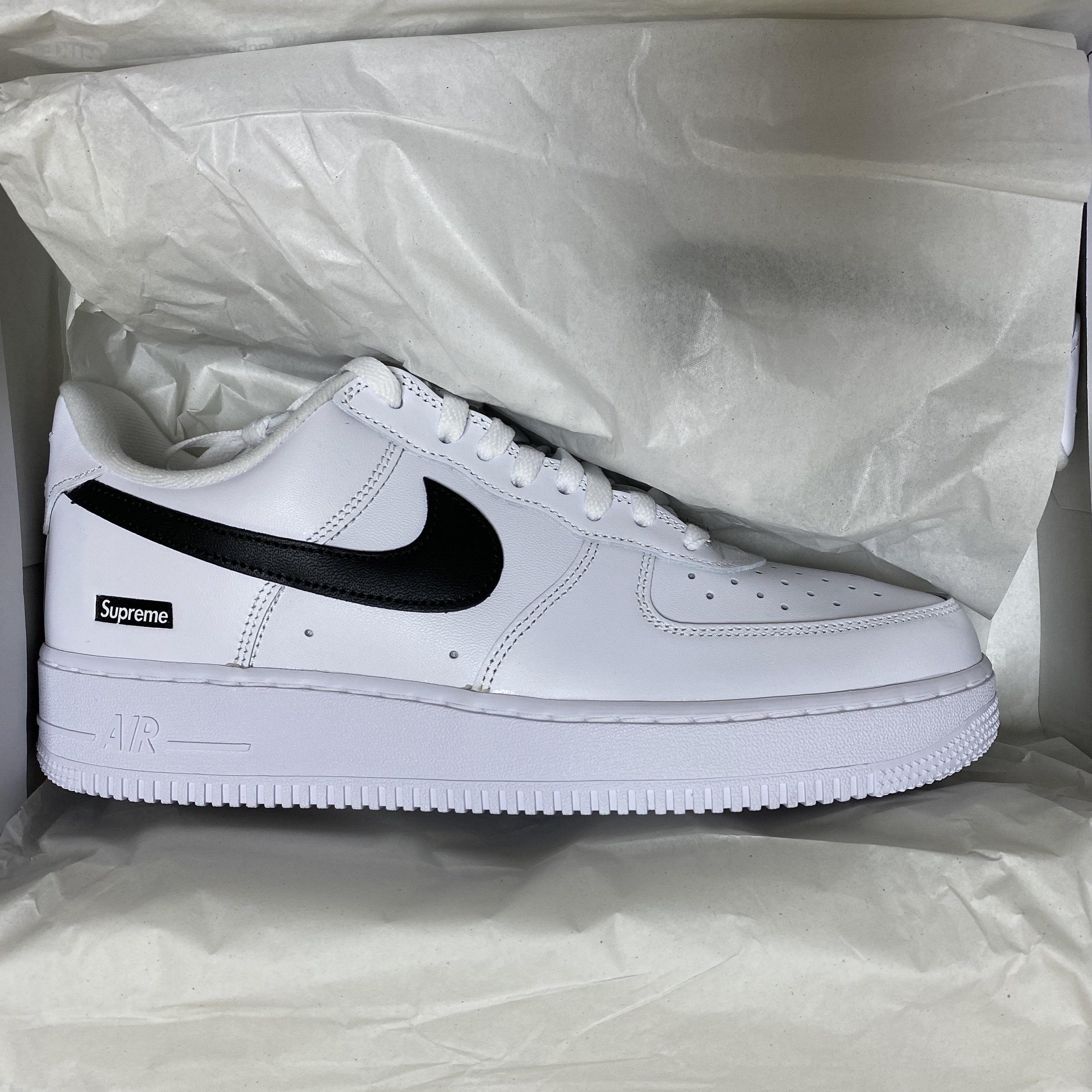 Nike x Supreme Air Force 1 Low Black, Nike x Supreme Air Force 1 Low White 착용 스타일 - 2