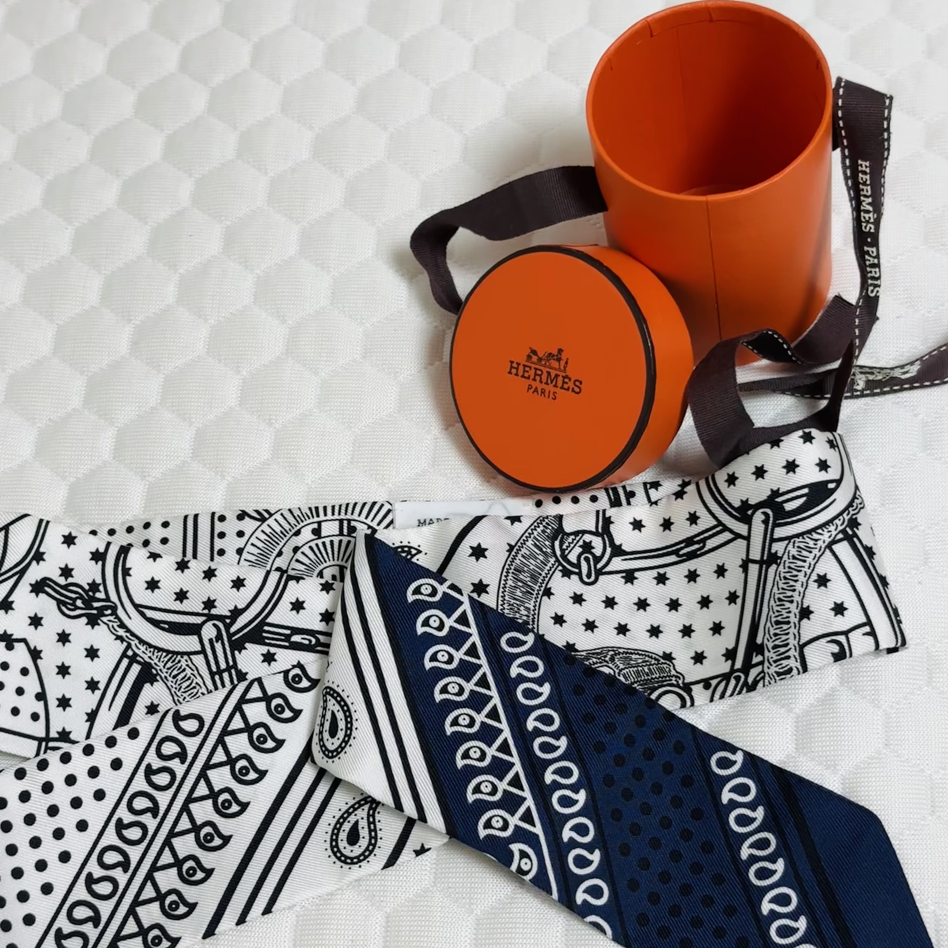 (W) Hermes Eperon d'Or Bandana Twilly Blanc Marine Noir 착용 스타일
