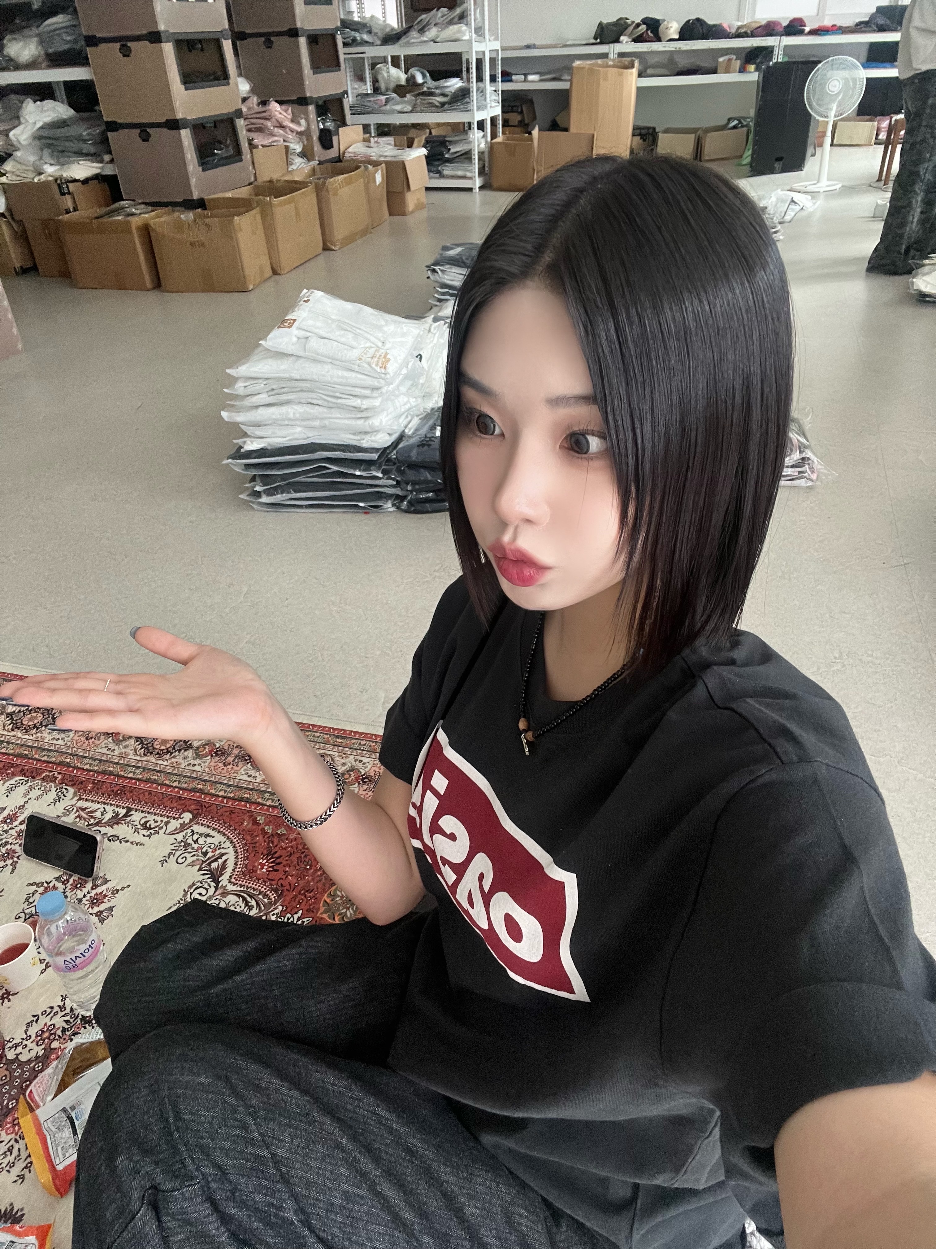 Levi's x Oasis Deca Logo T-Shirt Black 착용 스타일 - 6
