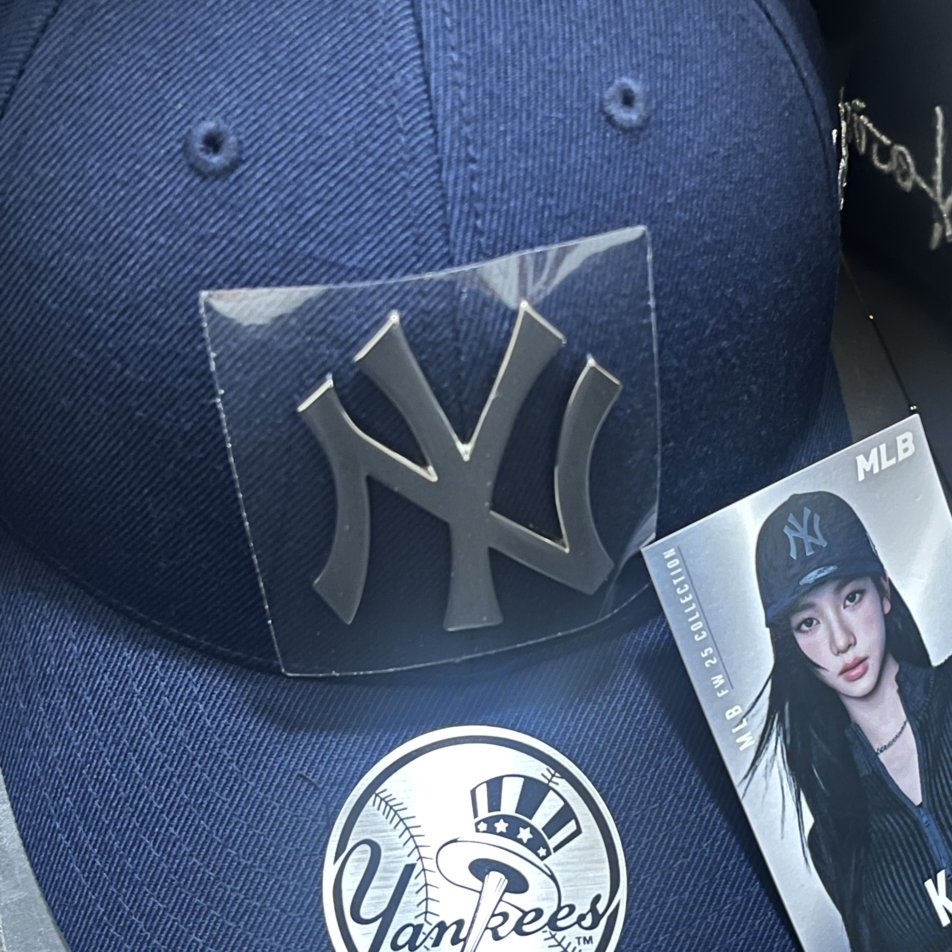 MLB Karina Exclusive Structured Ball Cap New York Yankees Navy 착용 스타일