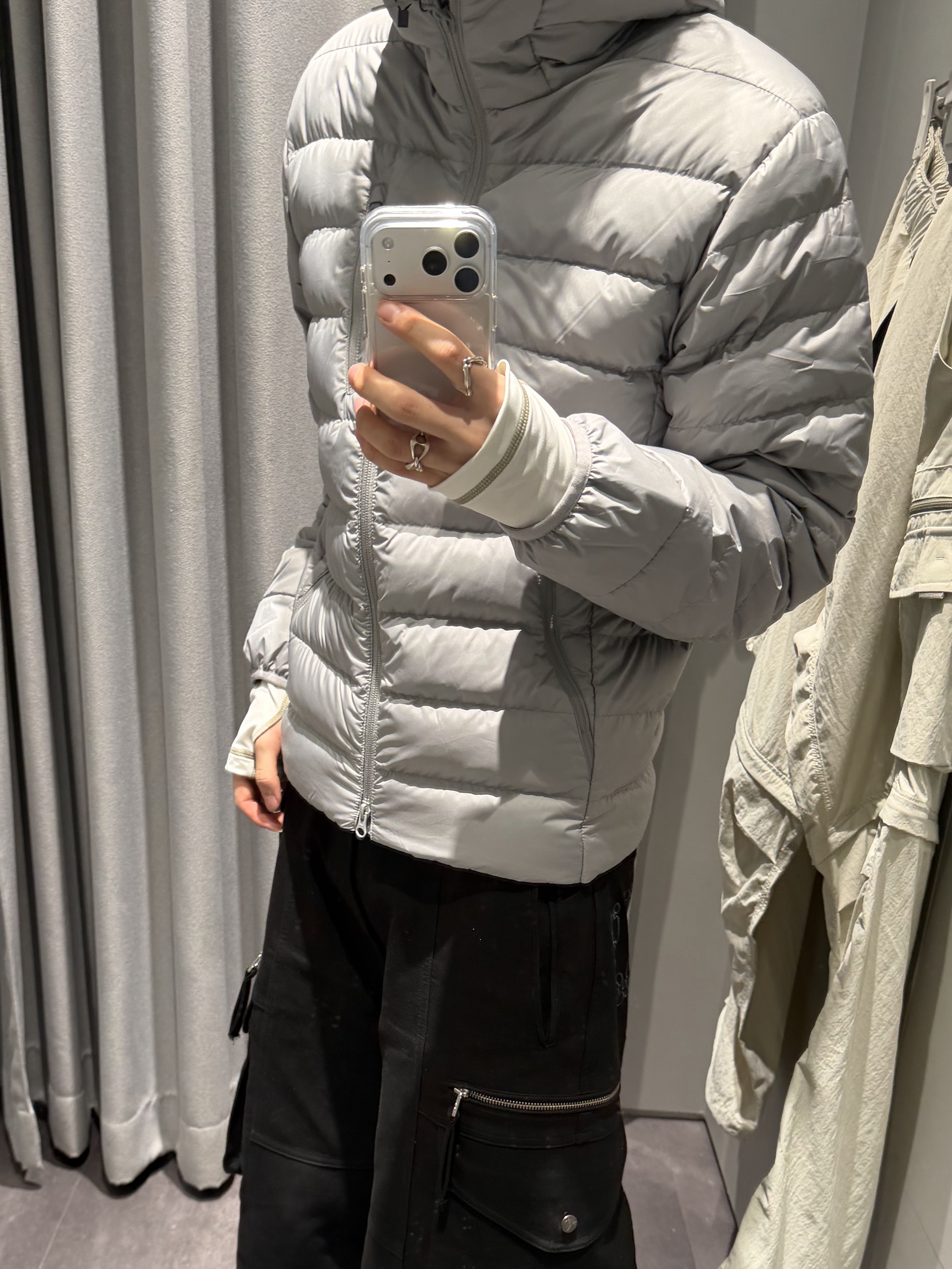 Musinsa Standard City Leisure Hooded Light Down Jacket Black, Musinsa Standard City Leisure Hooded Light Down Jacket Light Grey 착용 스타일 - 1