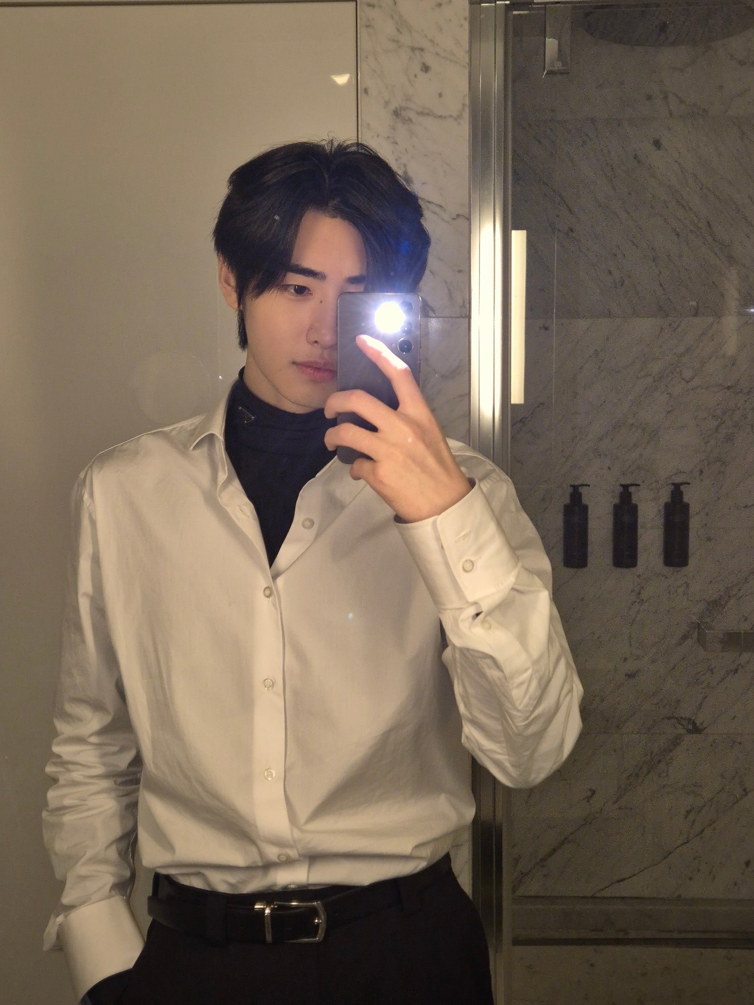 Prada Stretch Cotton Turtleneck Black, Prada Reversible Saffiano Leather Belt Black Marble 착용 스타일