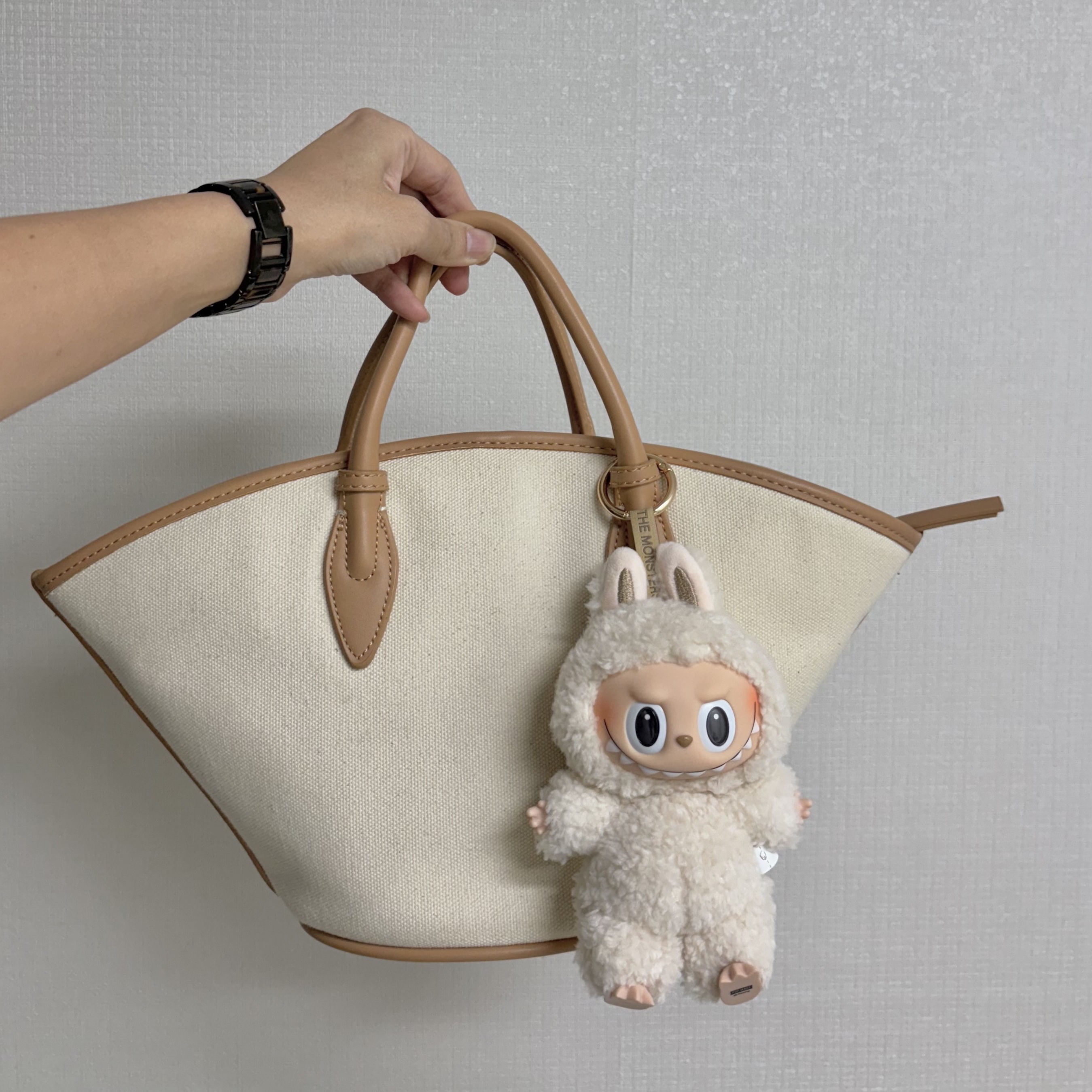 Pop Mart Labubu The Monsters Labubu Tasty Macarons Series Soymilk Keyring 착용 스타일