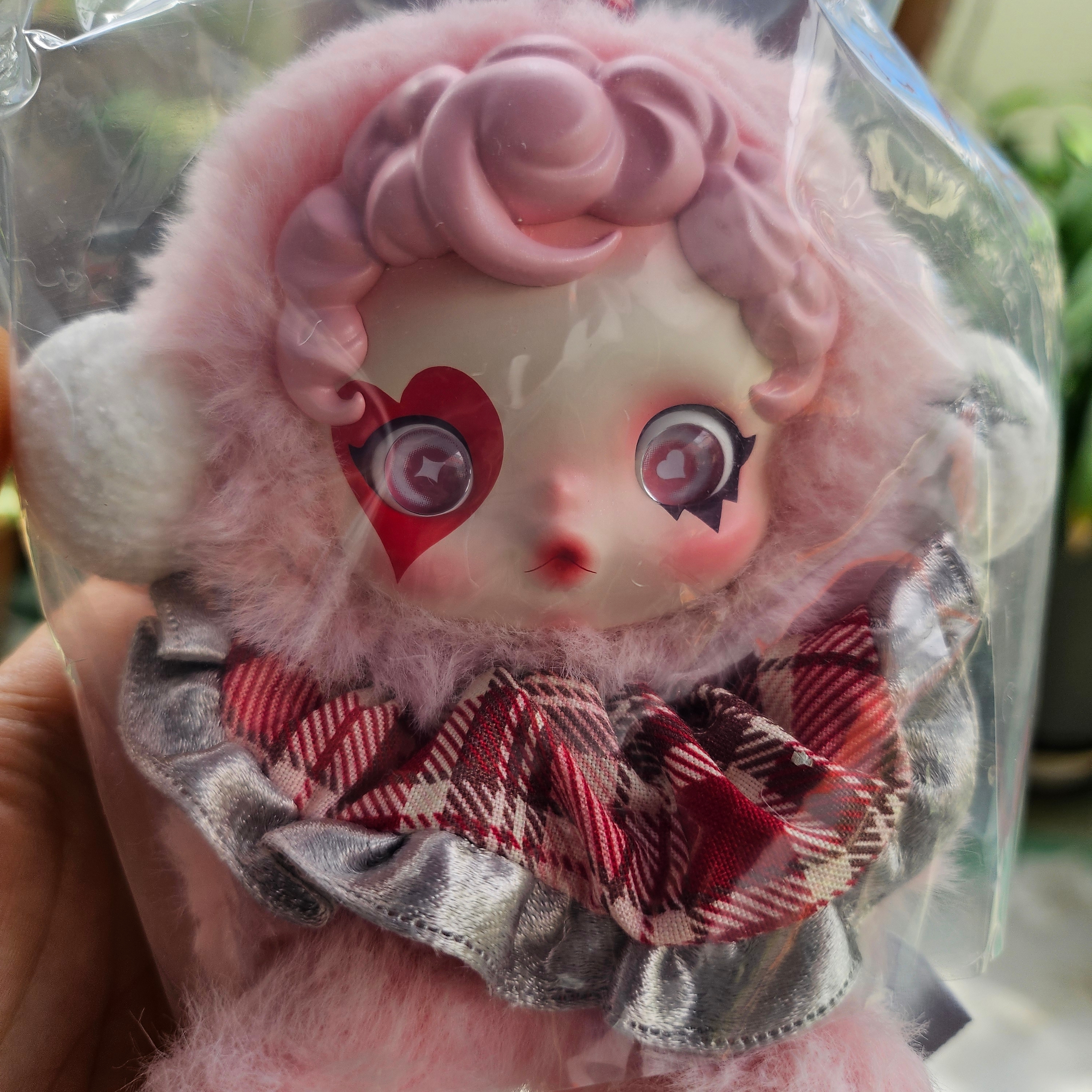 Pop Mart Skullpanda Winter Symphony Series Keyring Sealed Case (1 Blind Box) 착용 스타일