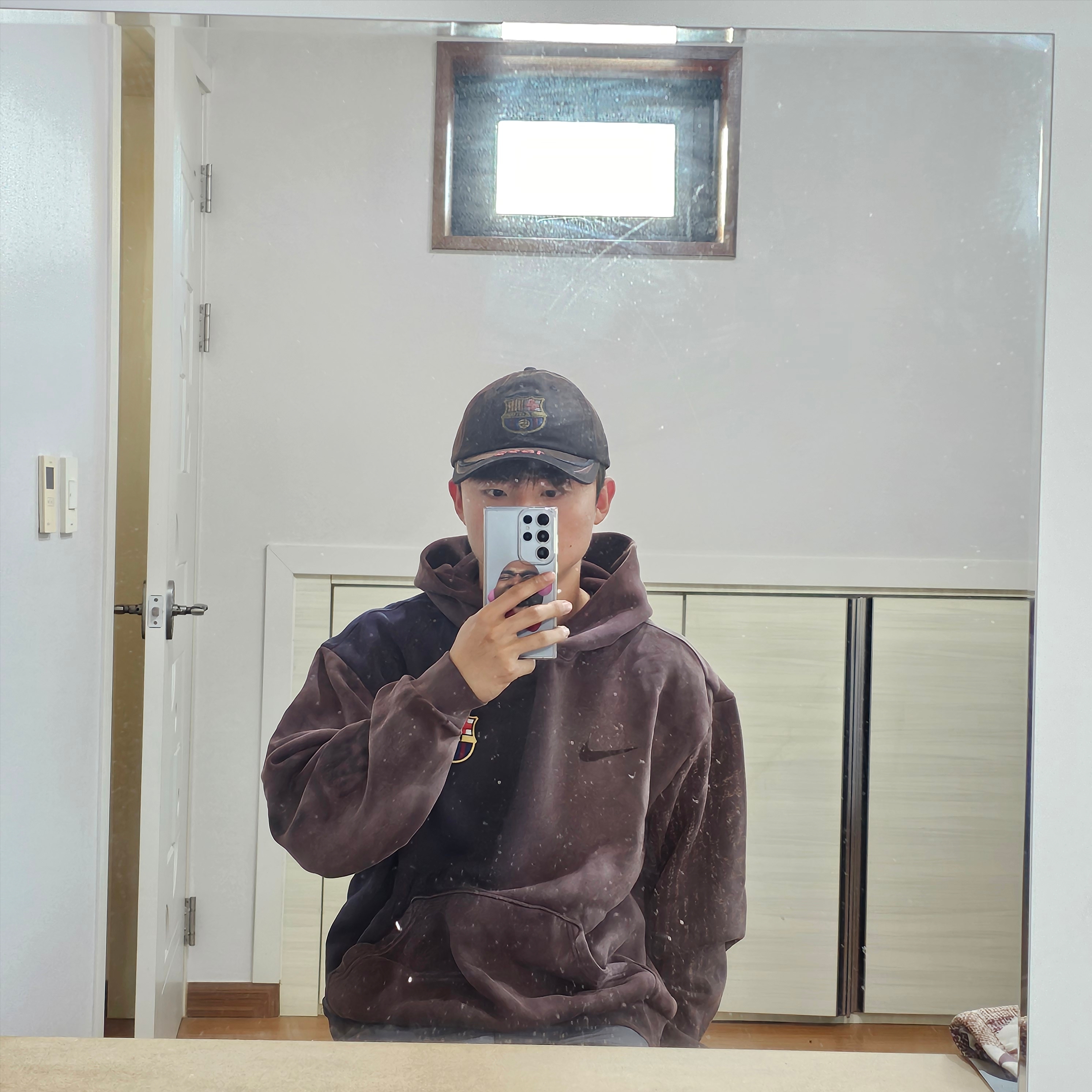 Nike FC Barcelona x Travis Scott Split Dye Crest Hoodie Multicolor, Travis Scott Cactus Jack FC Barcelona 899 Distressed Hat Multicolor 착용 스타일