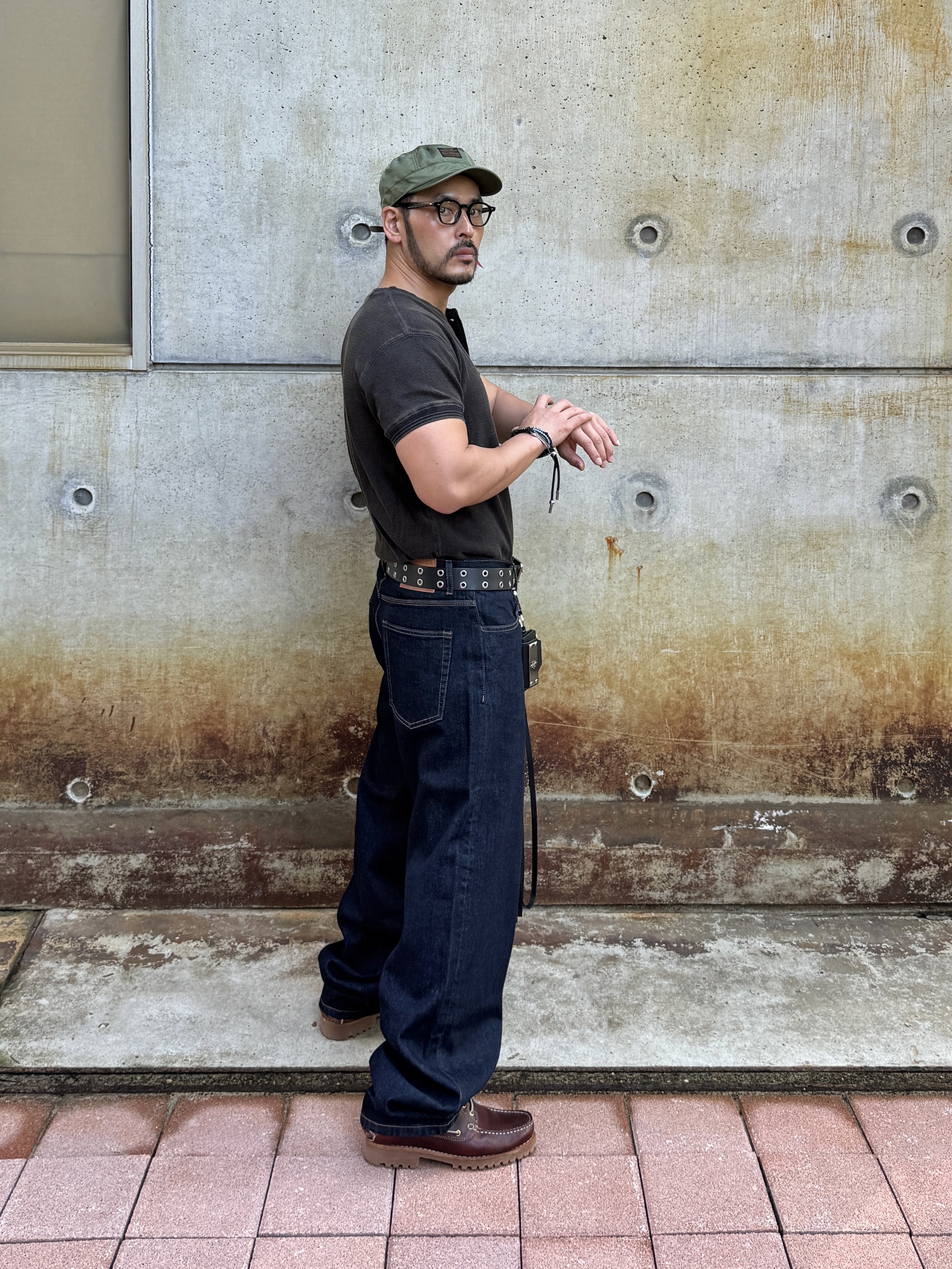 HEYSTE Washed Waffle Knit Henley Tee Vintage Black, Timberland Classic 2-Eye Boat Shoes Burgundy - Wide 착용 스타일 - 1