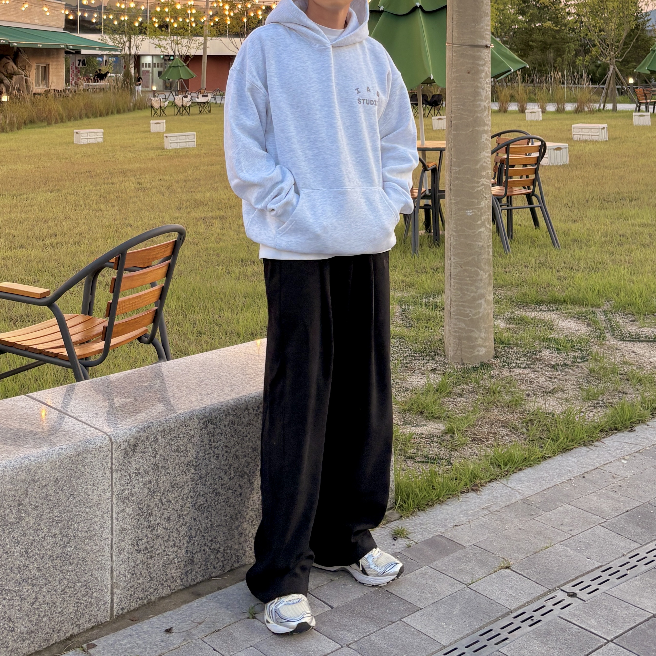 Gentle Monster Hovo 01 Black, IAB Studio Hoodie Light Gray 착용 스타일 - 3