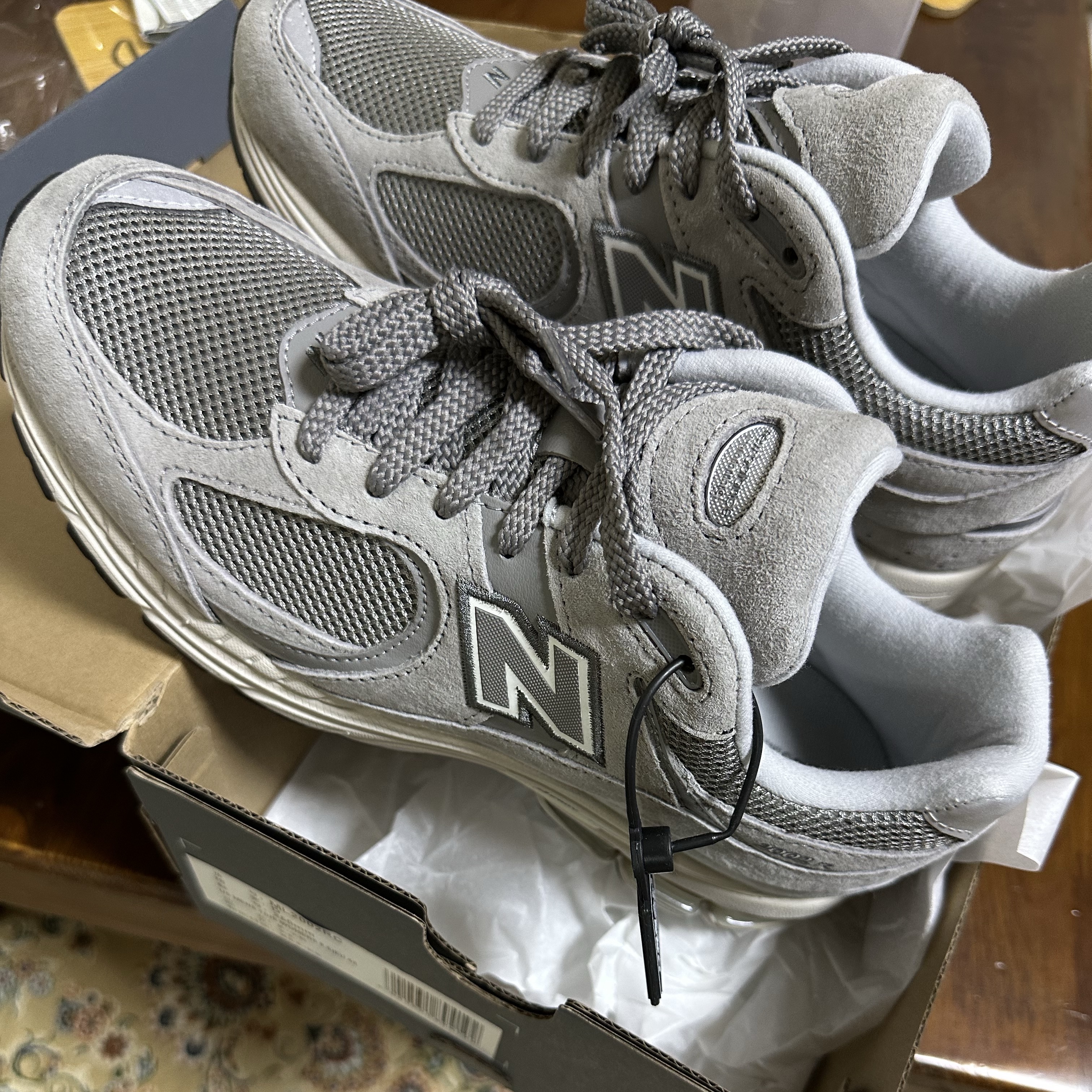 New Balance 2002R Grey 착용 스타일