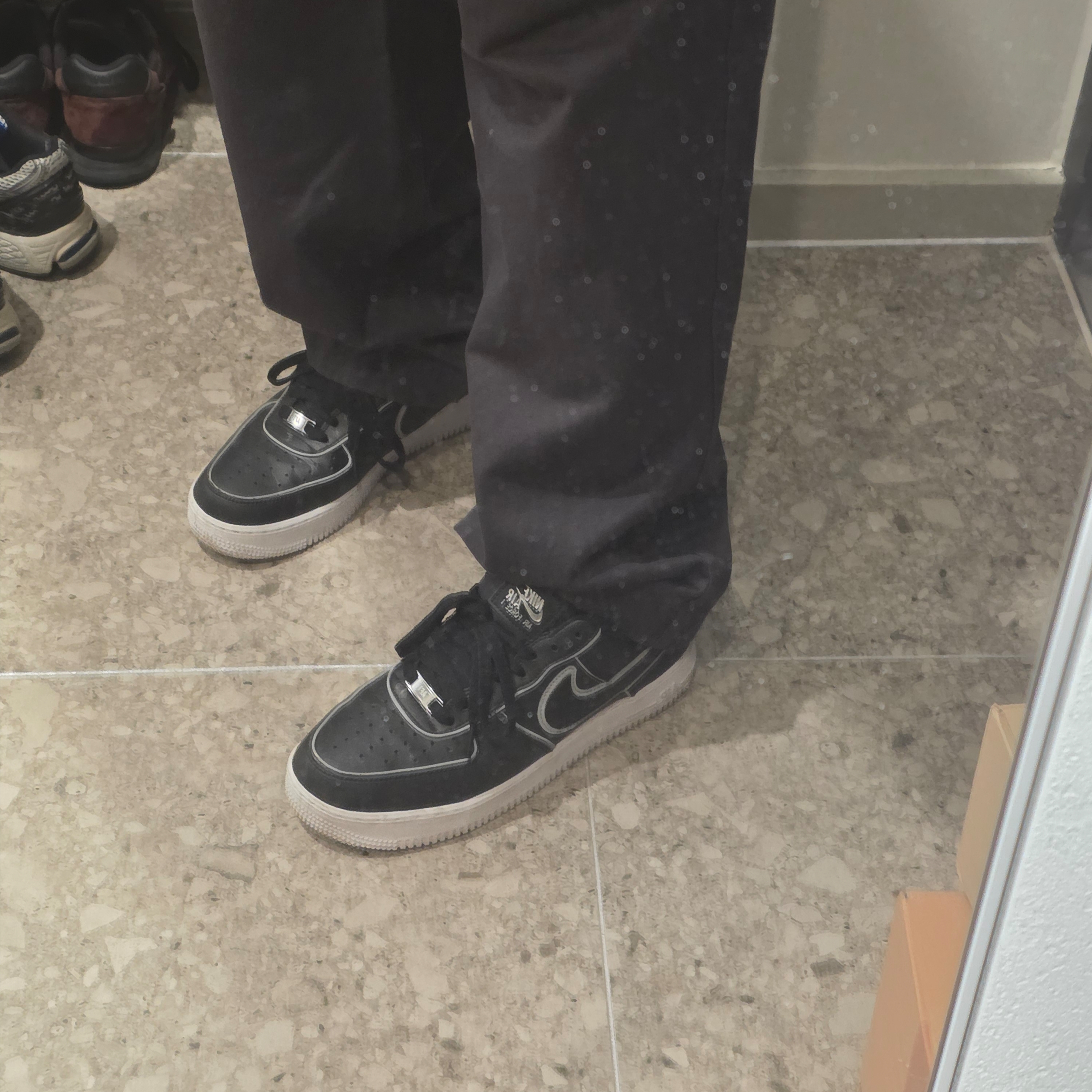 Nike Air Force 1 '07 LV8 Black White 착용 스타일