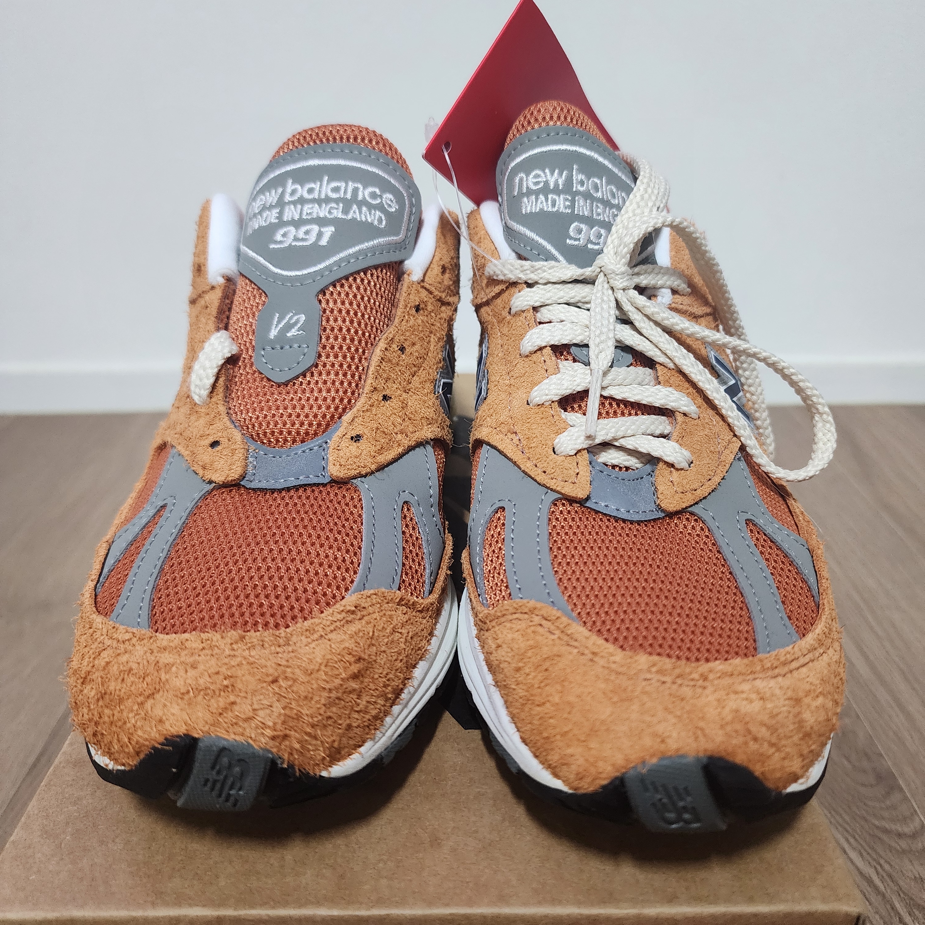 New Balance 991v2 Made in UK Gold Earth 착용 스타일 - 1