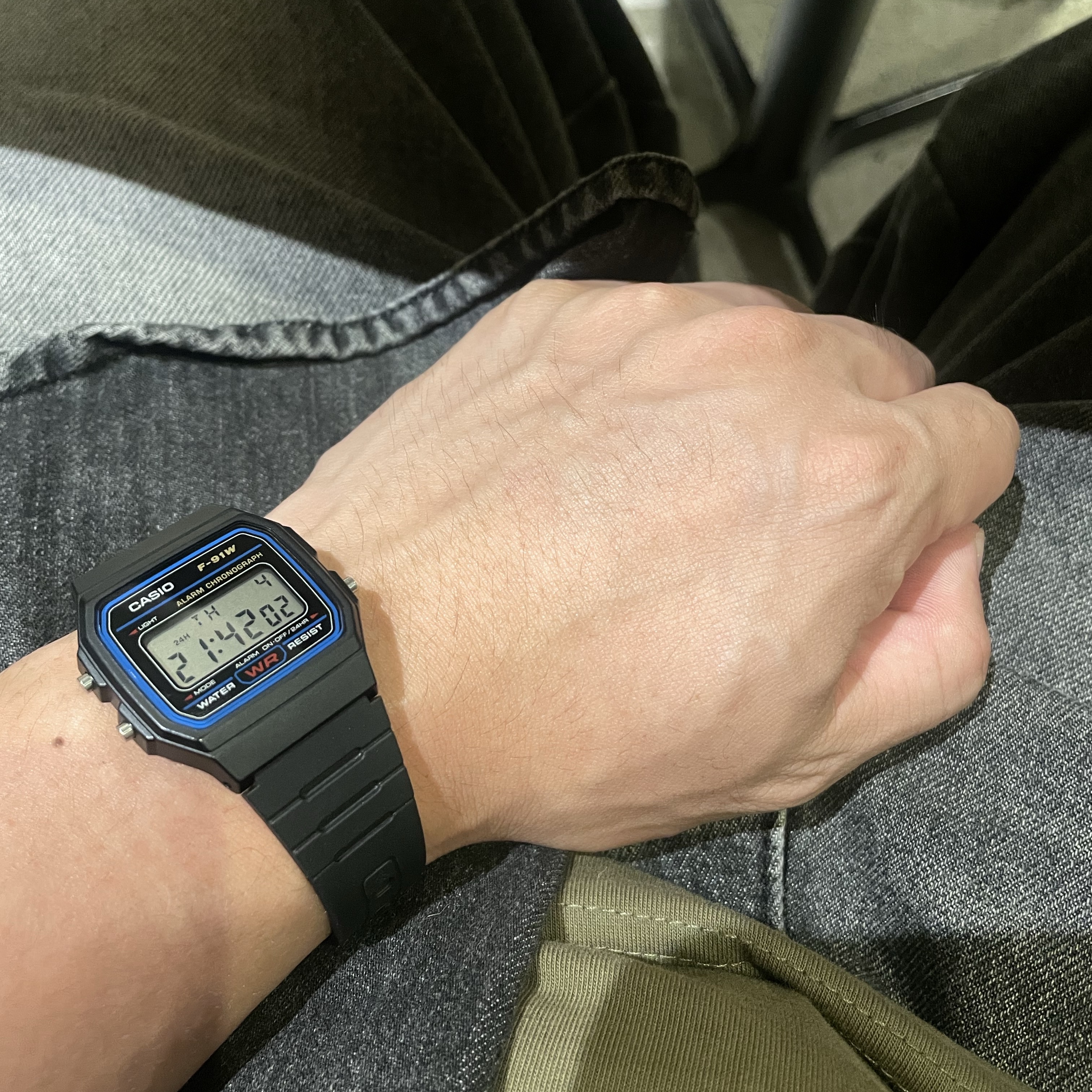 Casio F-91W-1 착용 스타일