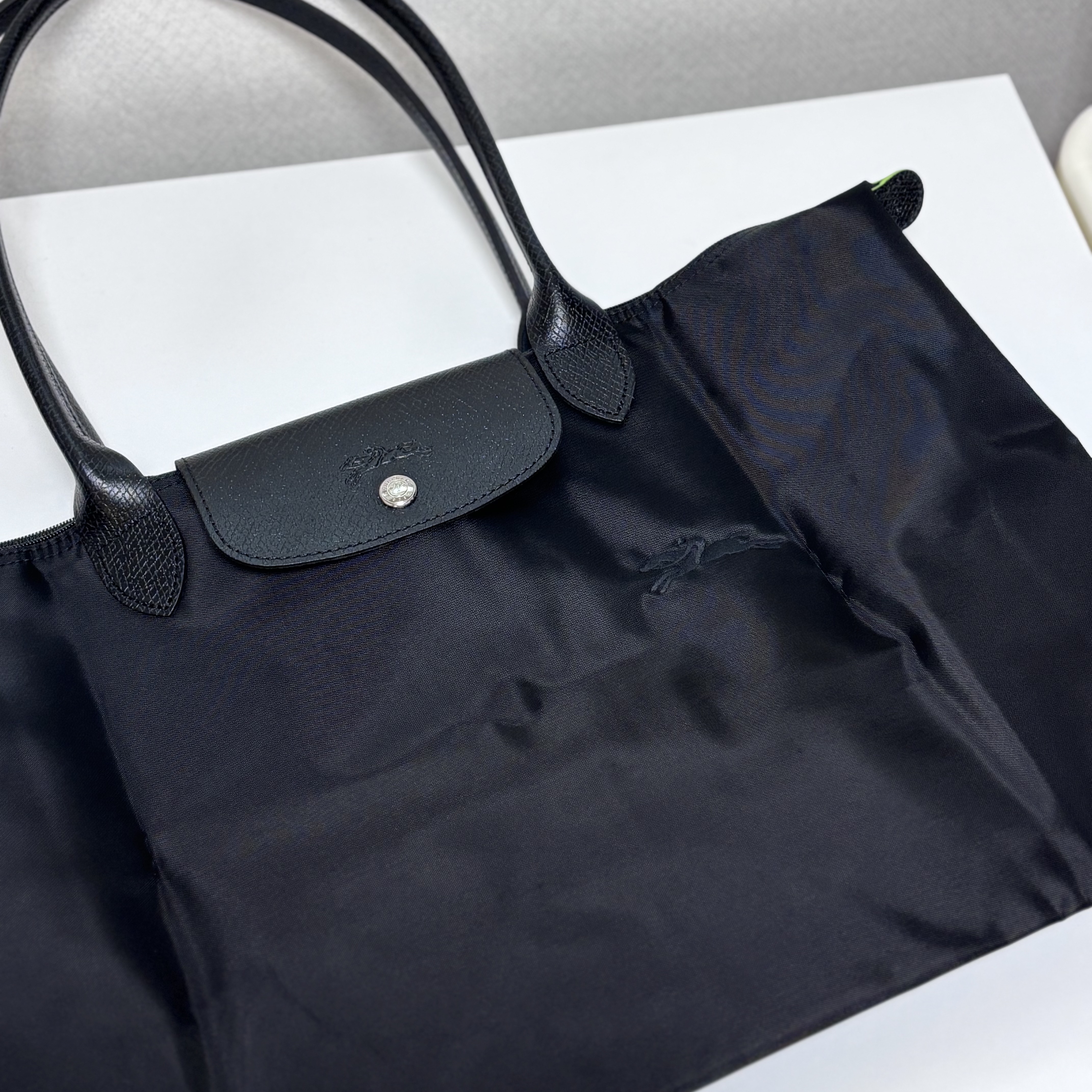 Longchamp Le Pliage Green Tote Bag L Black 착용 스타일 - 2