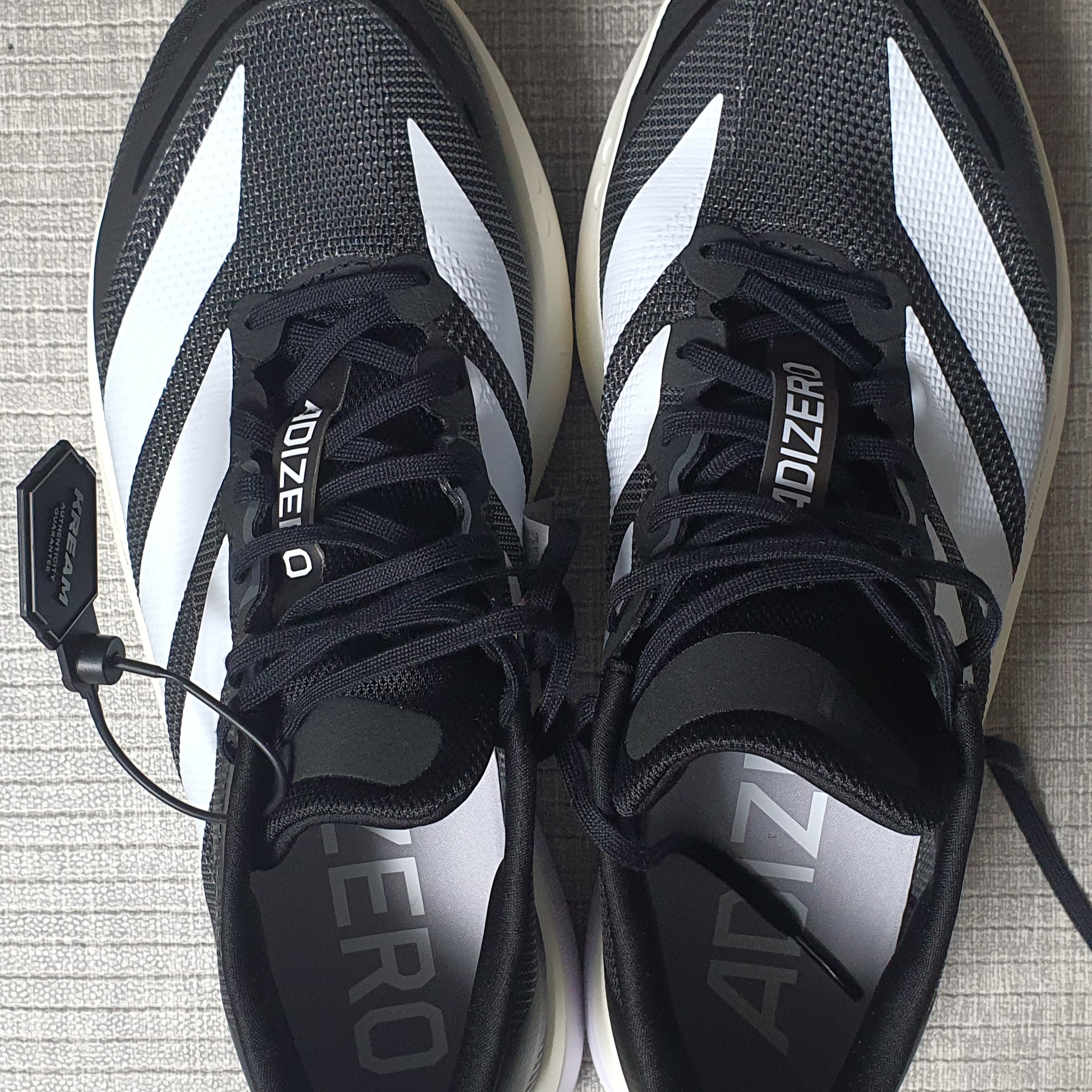 Adidas Adizero Boston 13 Core Black Cloud White 착용 스타일 - 2