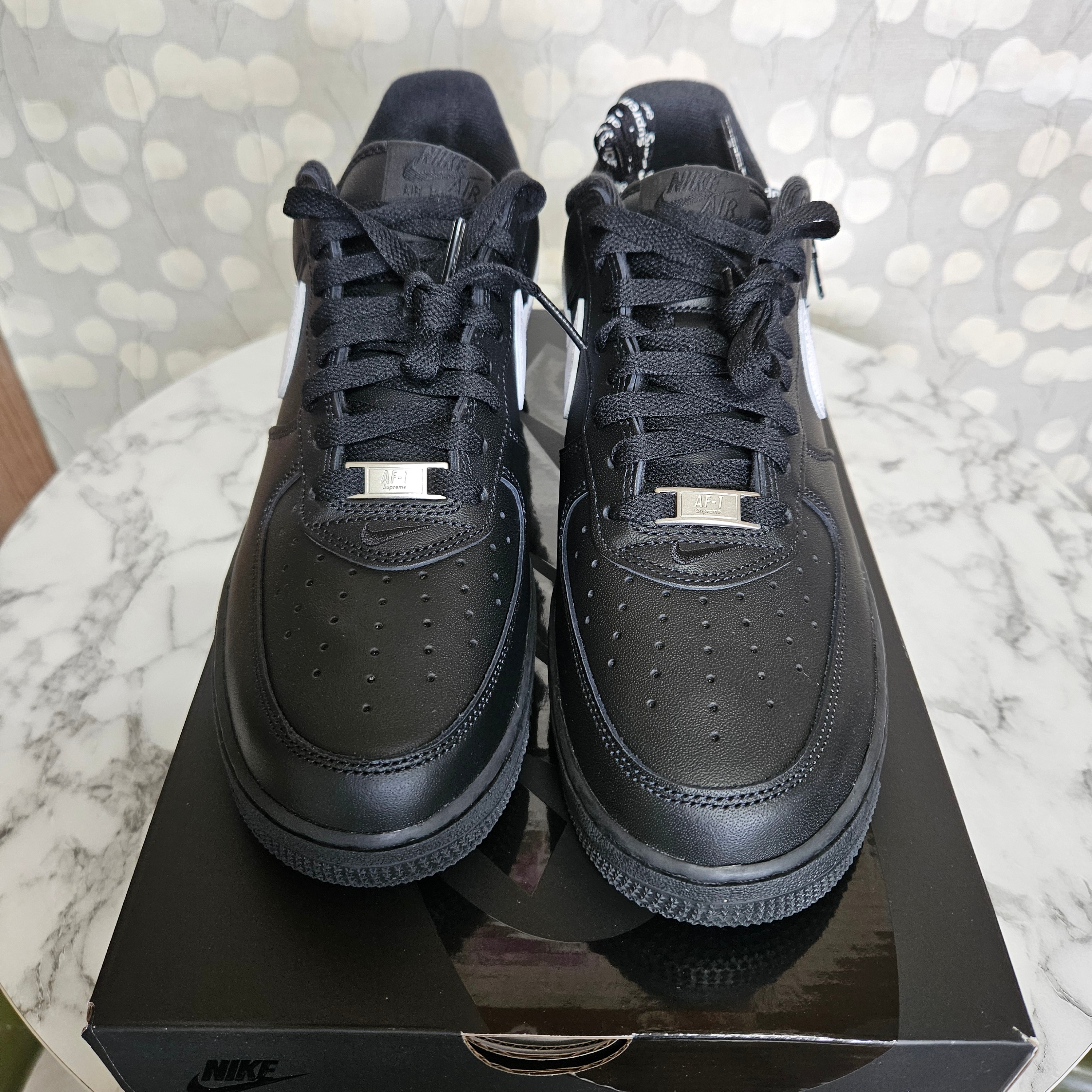 Nike x Supreme Air Force 1 Low Black 착용 스타일 - 2