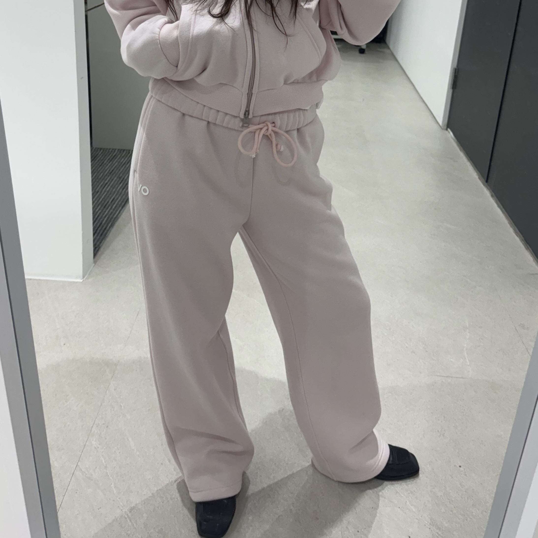 Outdoor Voices Logo Crop Zip Up Sweat Hoodie Light Pink, Outdoor Voices Logo Sweatpants Light Pink 착용 스타일 - 2