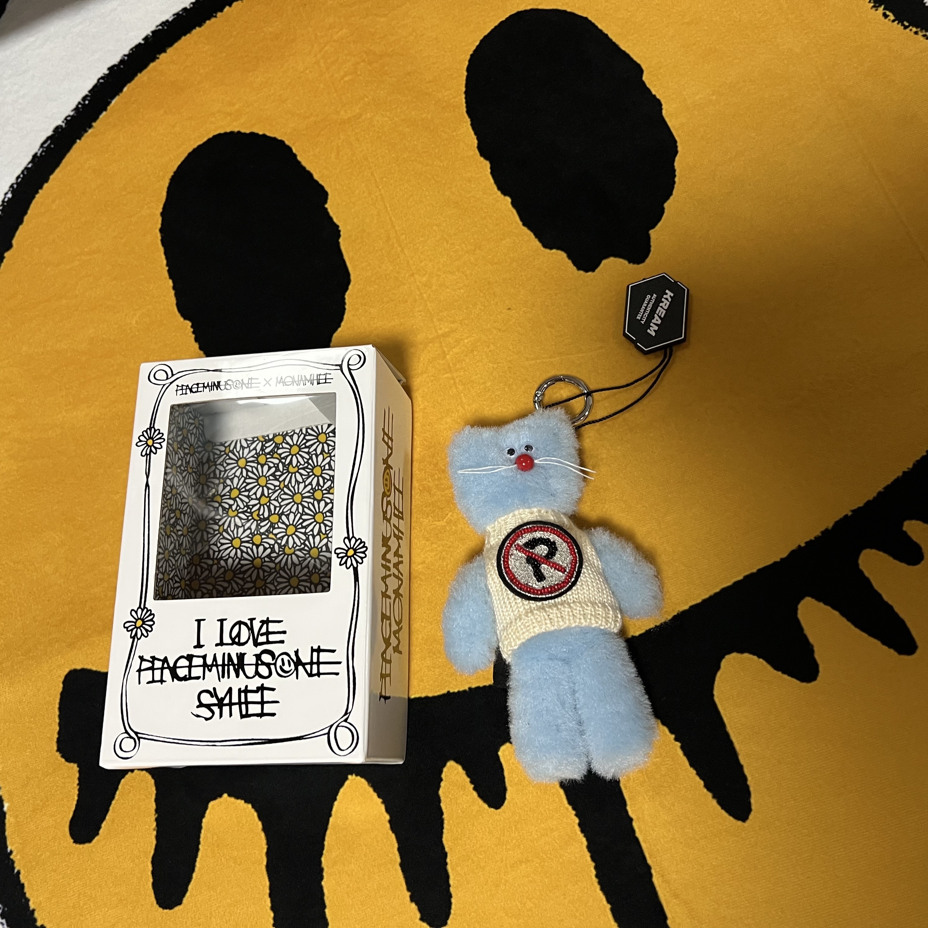 Monamhee x Peaceminusone Syhee Plush Keyring 착용 스타일 - 1