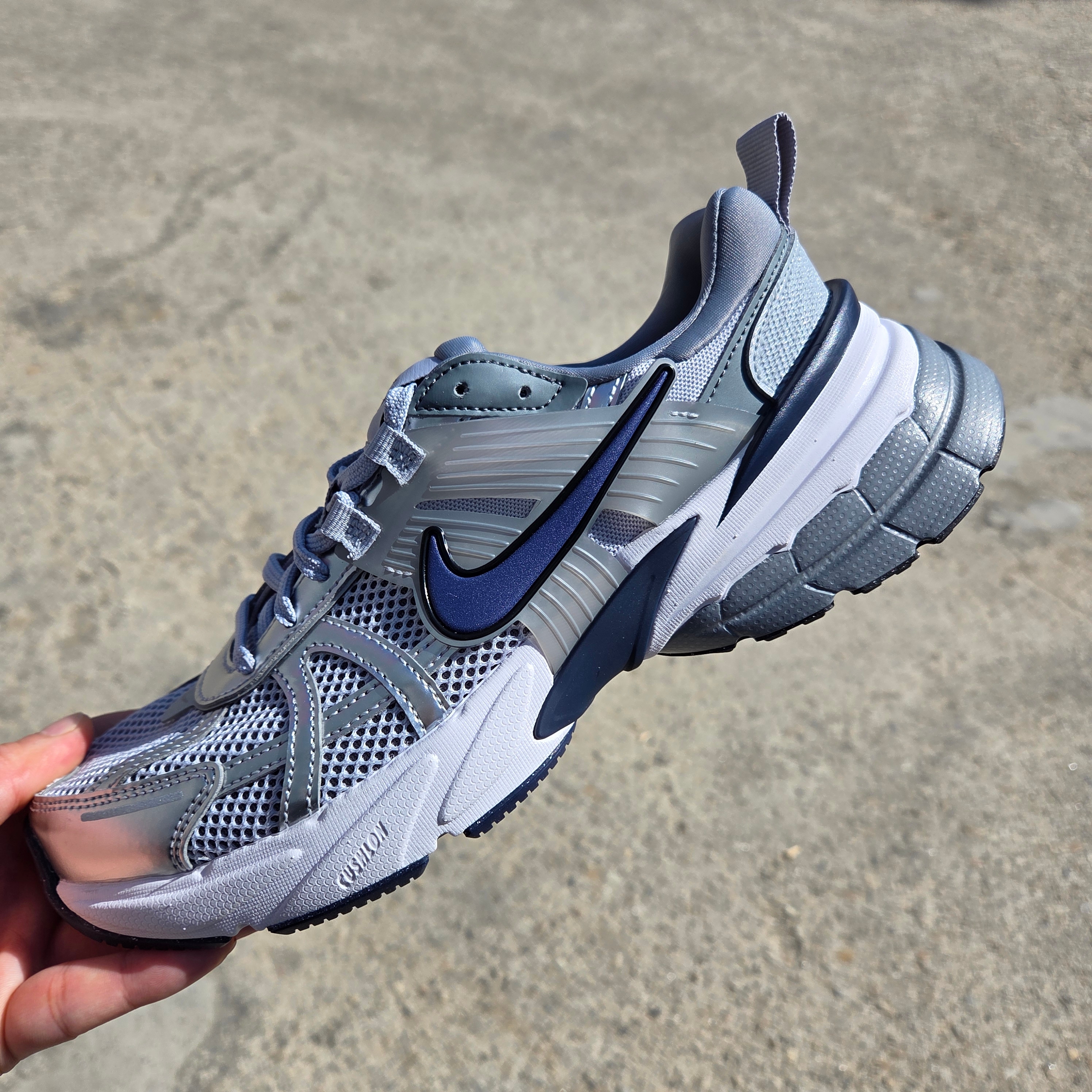 Nike V2K Run Wolf Grey Cool Grey 착용 스타일 - 1