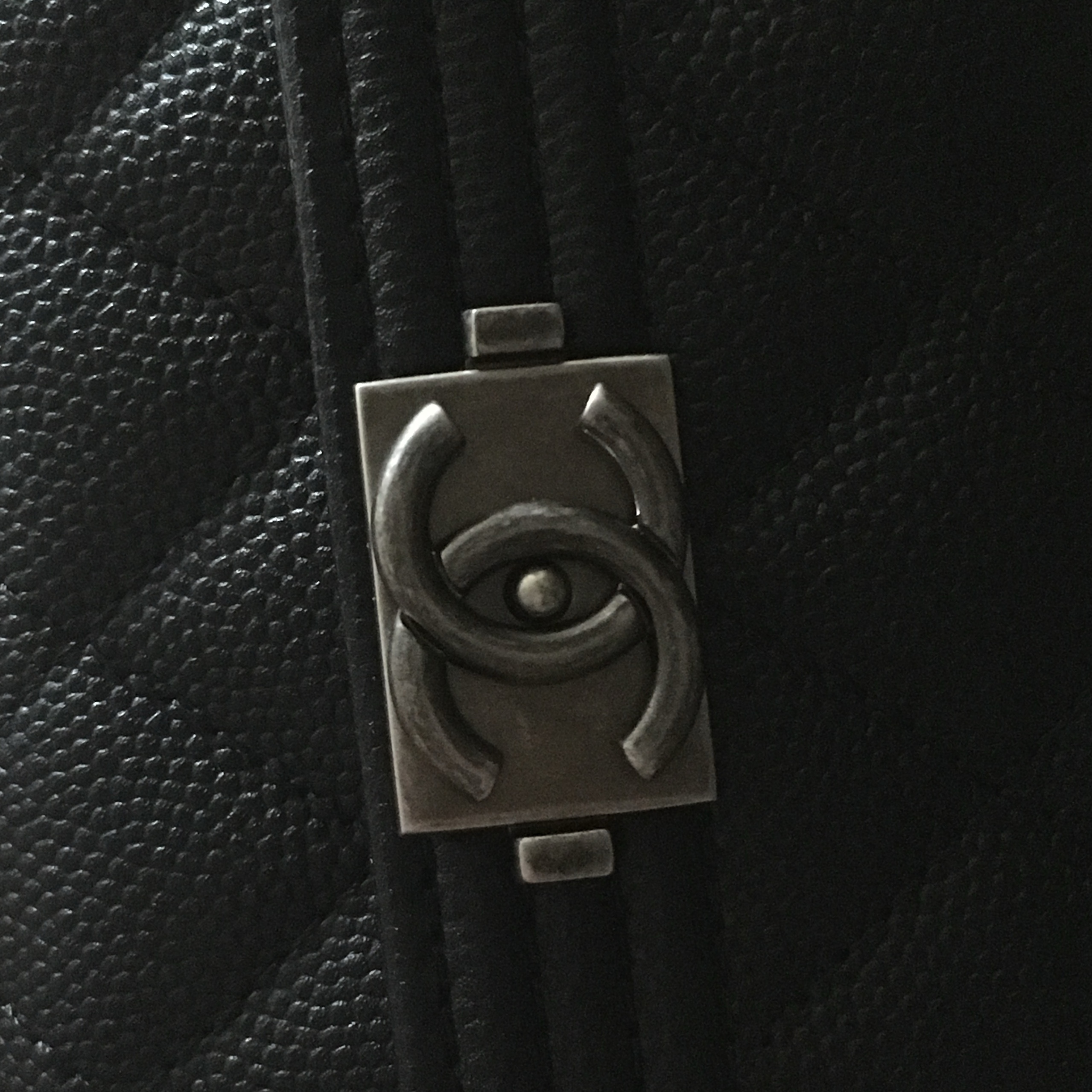 Chanel Boy Chanel Flap Card Holder Grained Calfskin & Ruthenium Black 착용 스타일 - 5