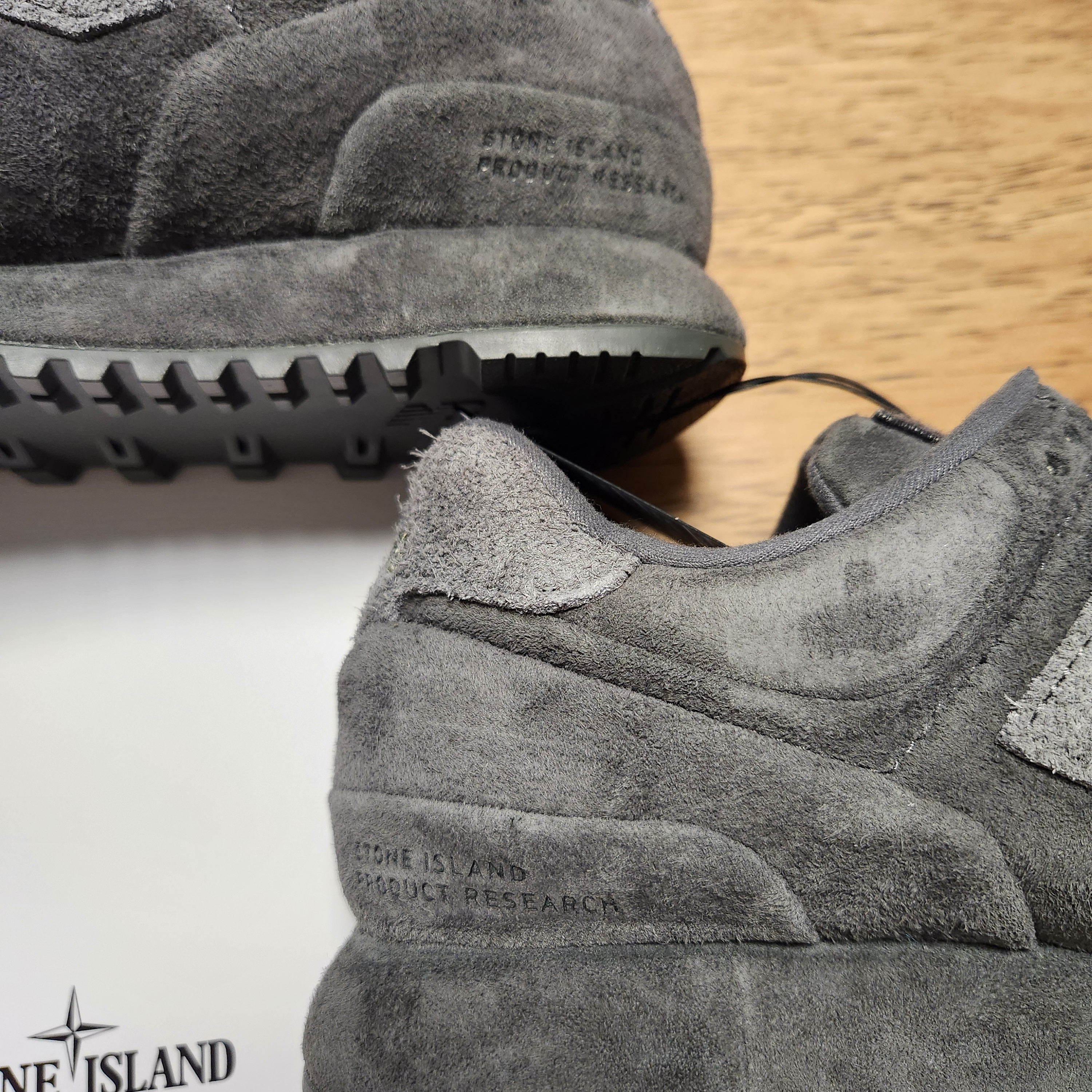 New Balance x Stone Island 574 Ghost Dark Grey 착용 스타일 - 2