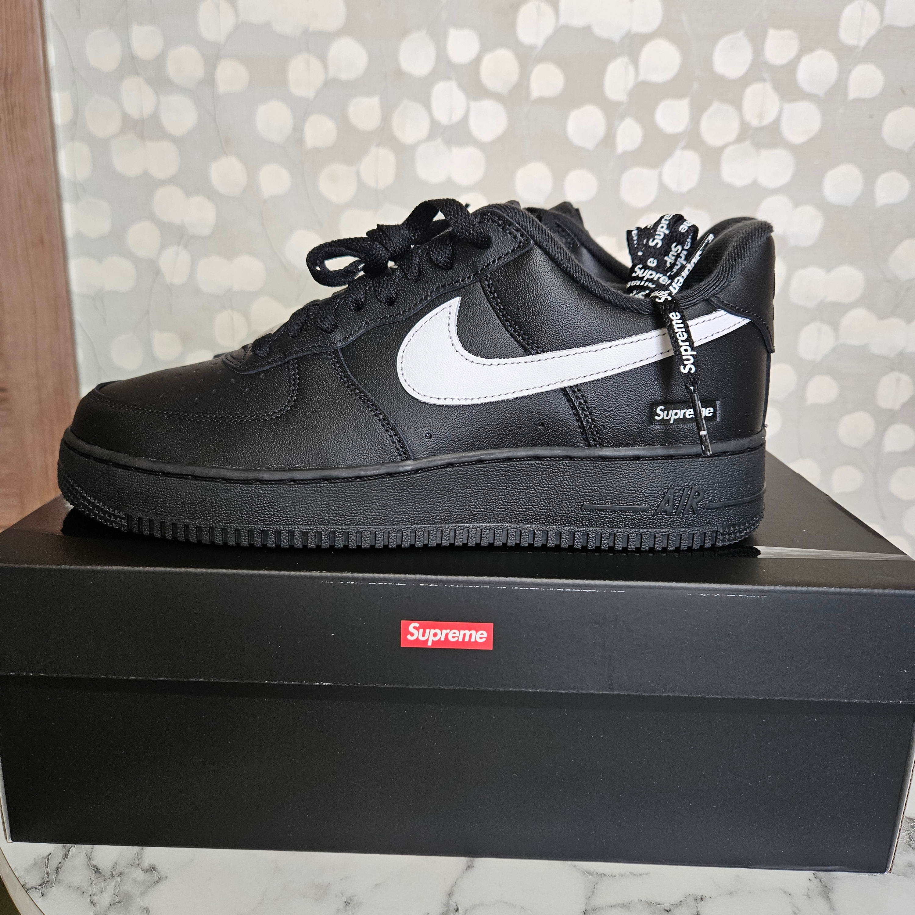Nike x Supreme Air Force 1 Low Black 착용 스타일 - 1