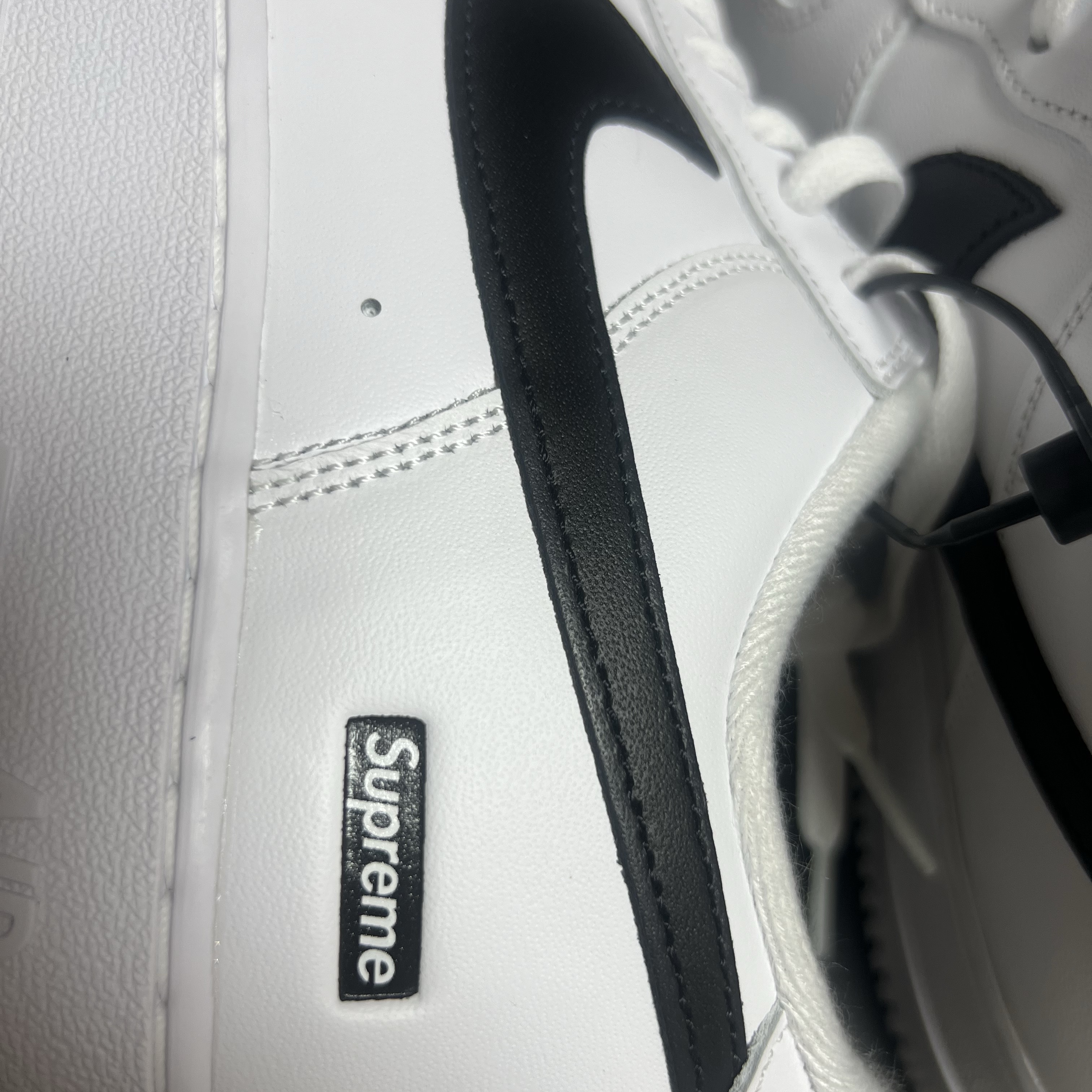 Nike x Supreme Air Force 1 Low White 착용 스타일 - 2
