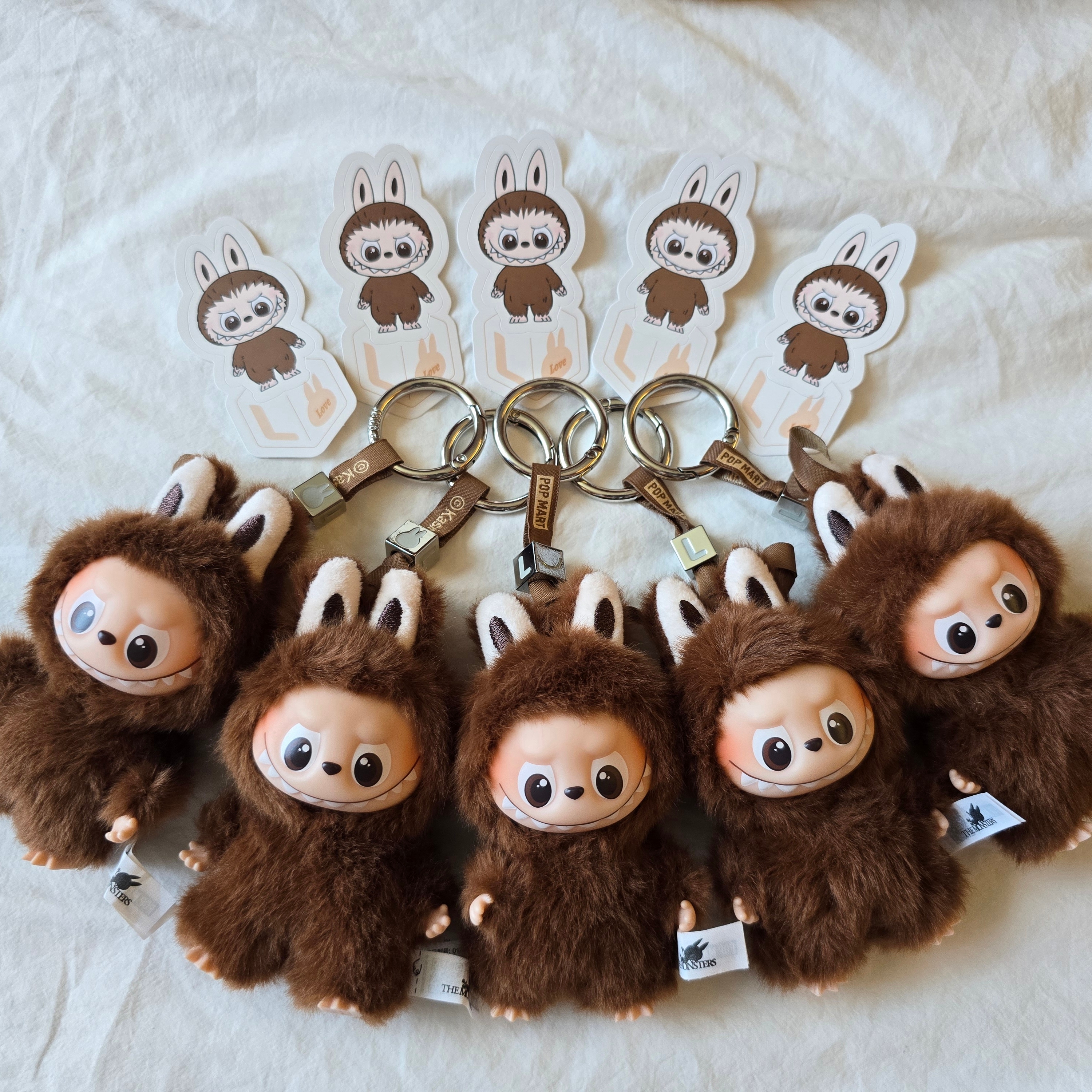 Pop Mart Labubu Let's Play Together Doll Series Duoduo Keyring (Opened Case), Pop Mart Labubu The Monsters Pin For Love Series Vinyl Plush Pendant Sealed Case (A-M) (1 Blind Box) 착용 스타일 - 2