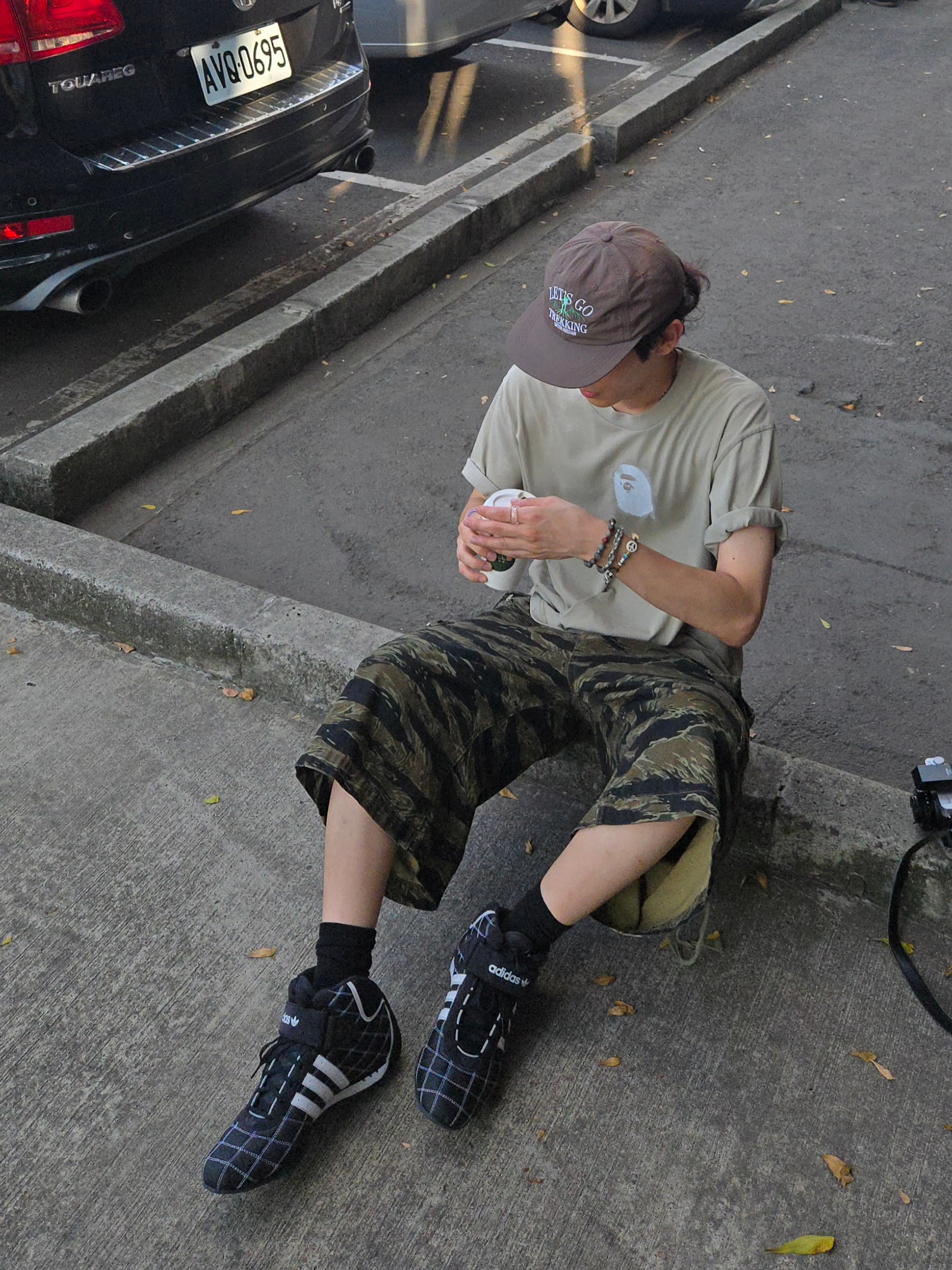 BAPE Pigment Print Ape Head Relaxed Fit T-Shirt Olive Drab 착용 스타일 - 3