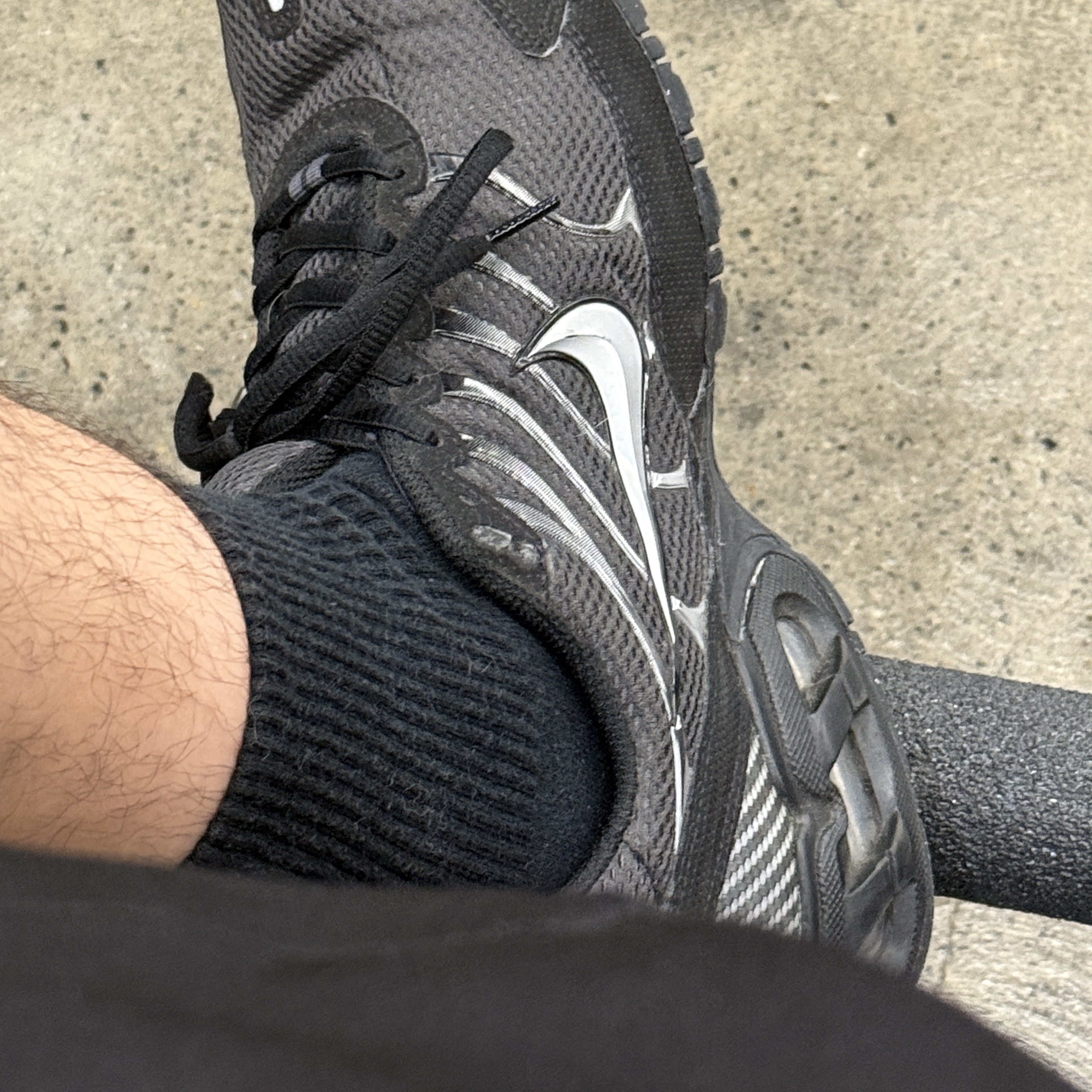 Nike Air Max Torch 4 Anthracite Metallic Silver 착용 스타일