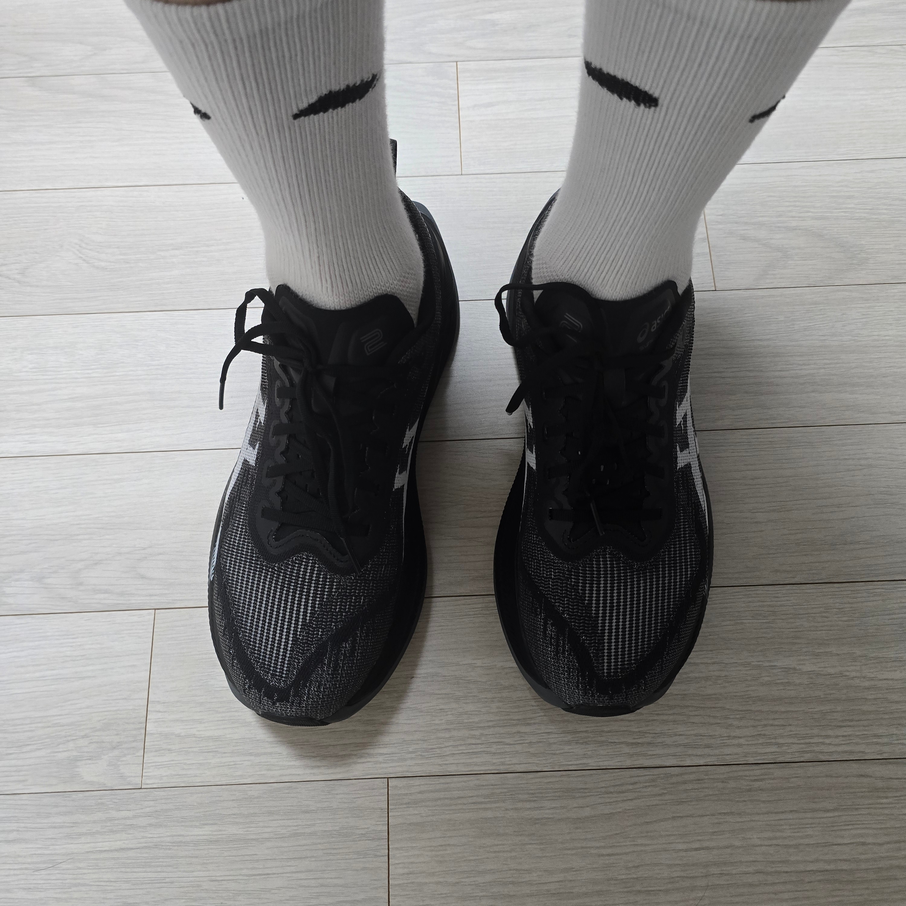 Asics Superblast 2 Black White 착용 스타일